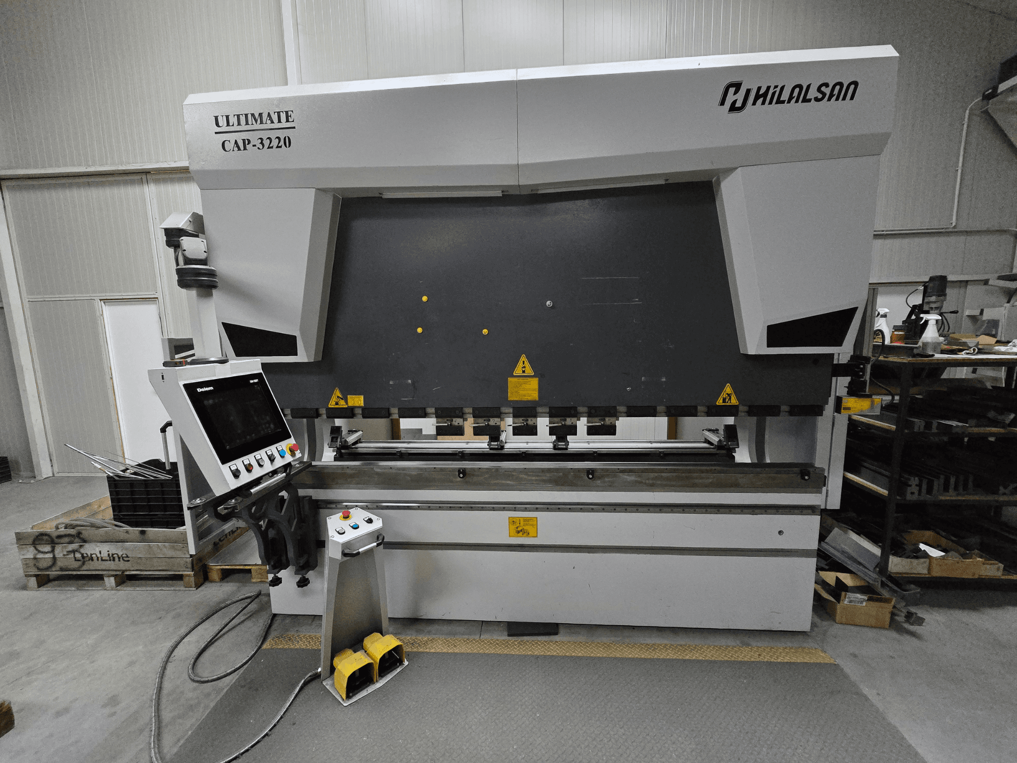 Ultimate CAP-3220 di Hilalsan, vista frontale di una piegatrice per metalli con pannello di controllo e pedali visibili.