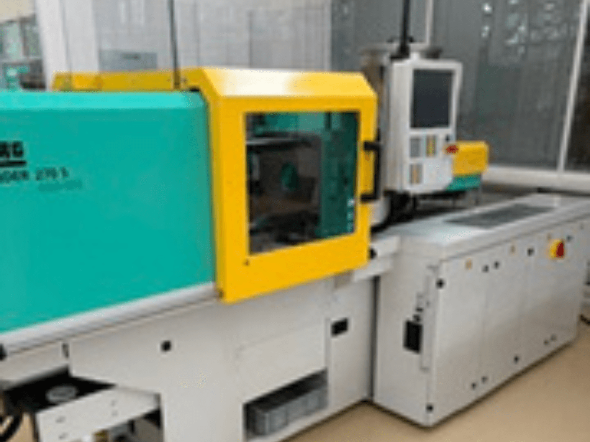 Vista frontale della pressa ad iniezione idraulica Arburg ALLROUNDER 270 S 400-100 con pannello di controllo e carter giallo-verde.