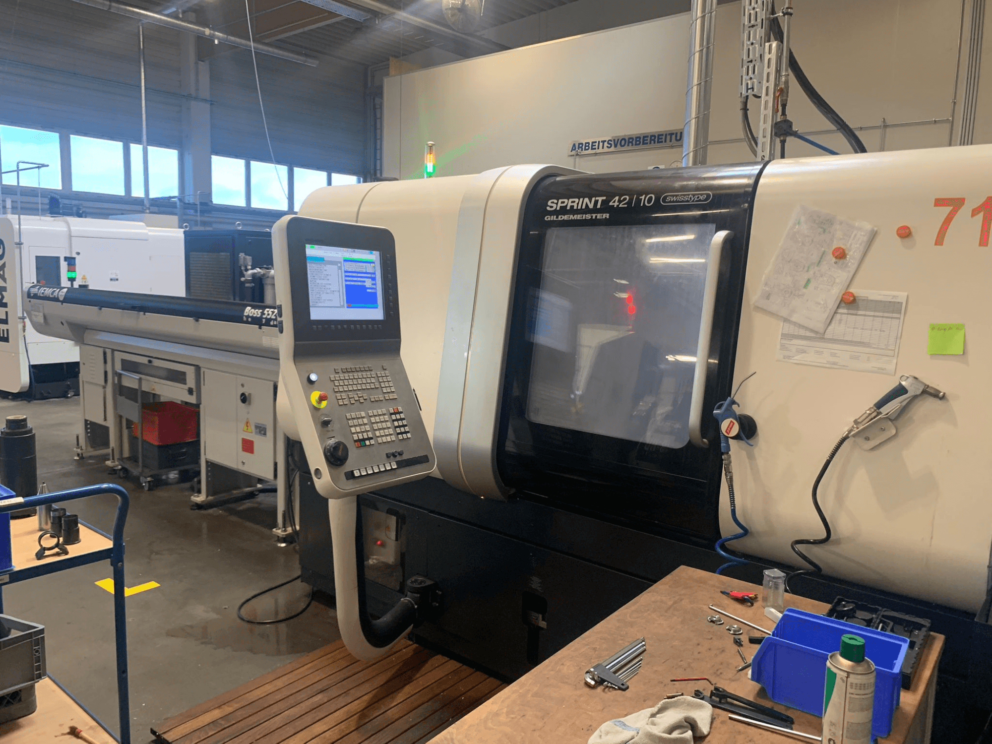 Tornio lineare di tipo svizzero DMG MORI Sprint 42/10, vista frontale, con pannello di controllo e ingombro dello spazio di lavoro.
