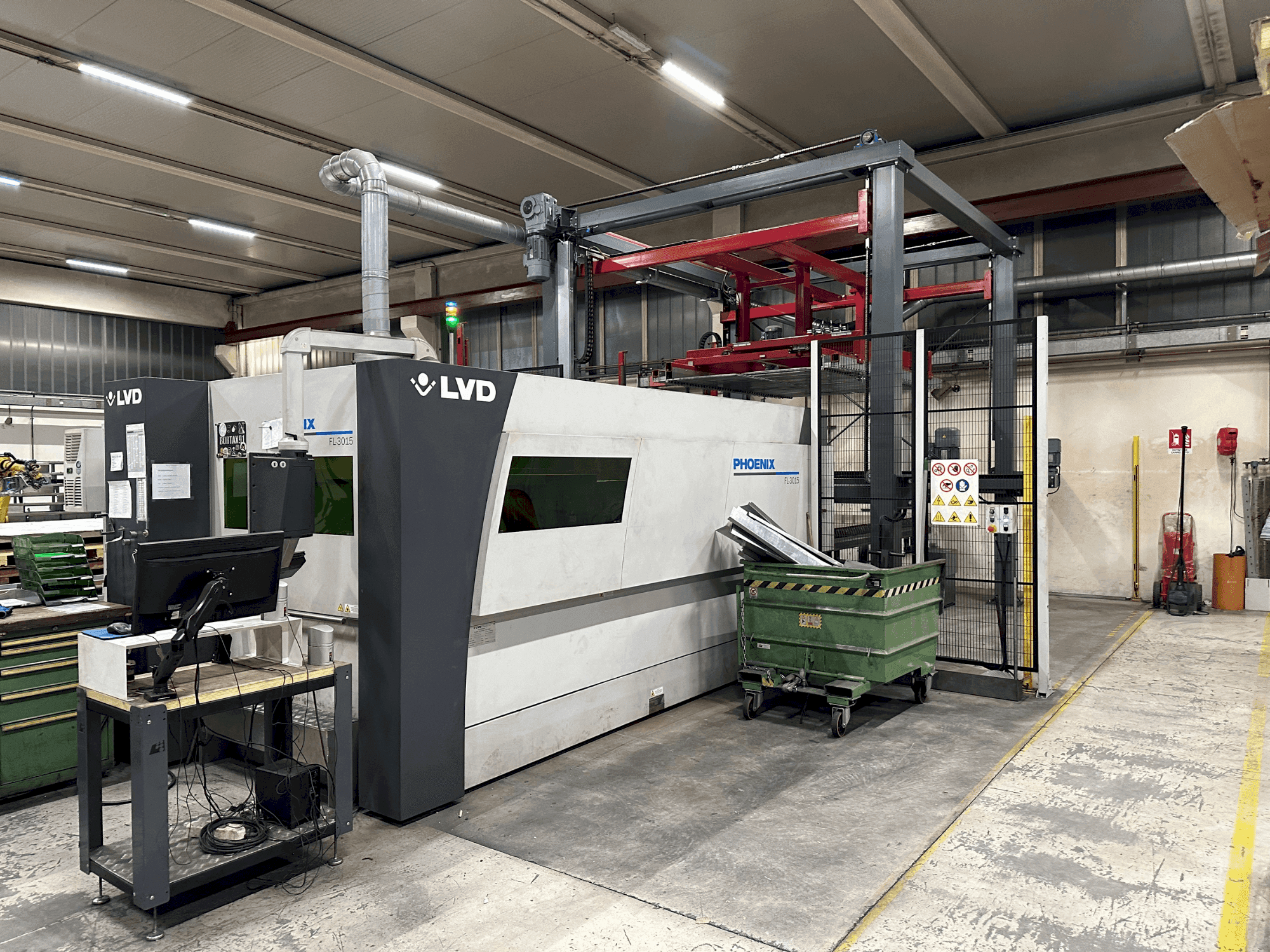 Vista frontale della macchina LVD Phoenix FL 3015