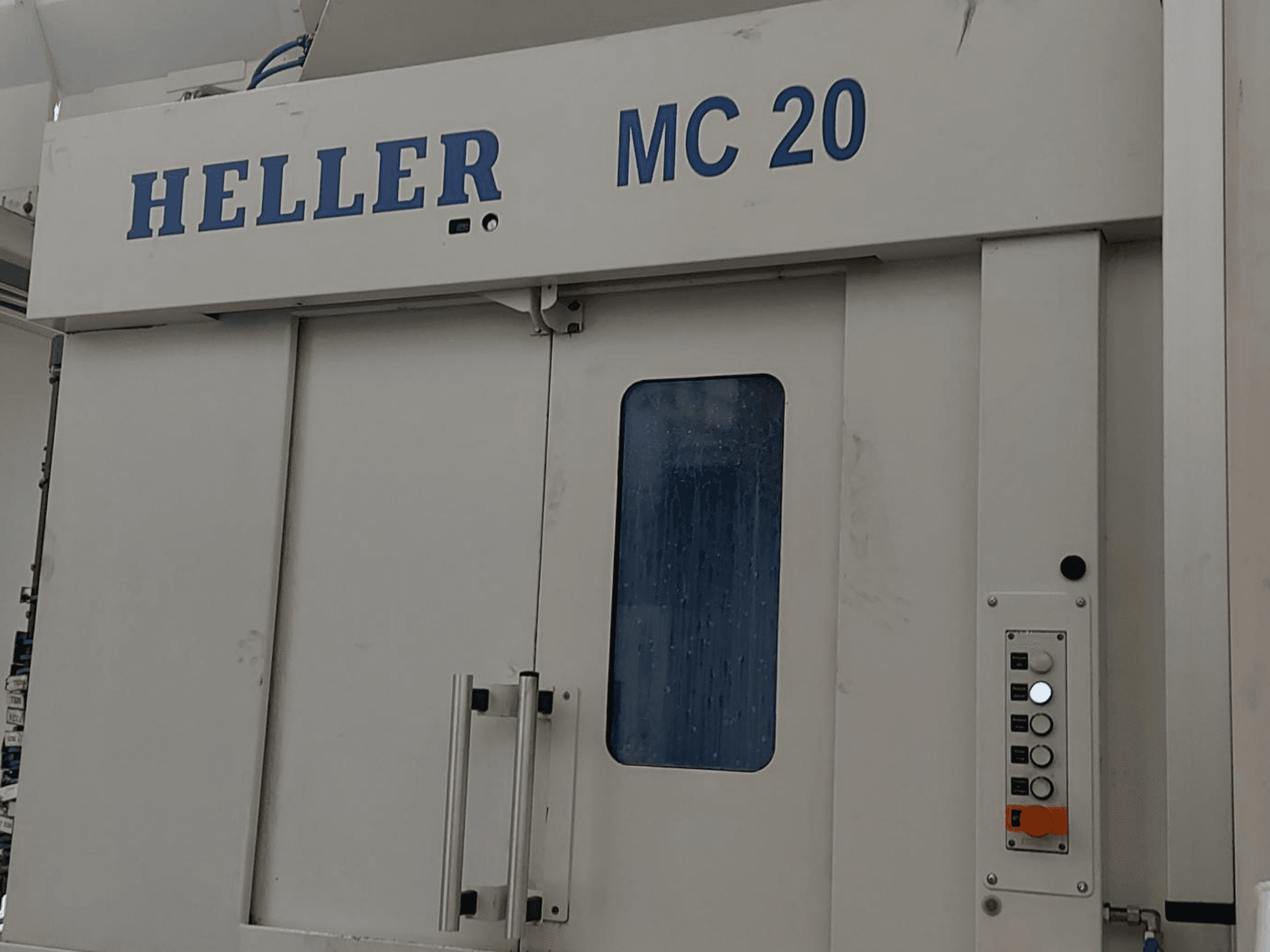 Vista frontale del Centro di lavoro orizzontale HELLER MC 20 che mostra il pannello di controllo e la finestra frontale.