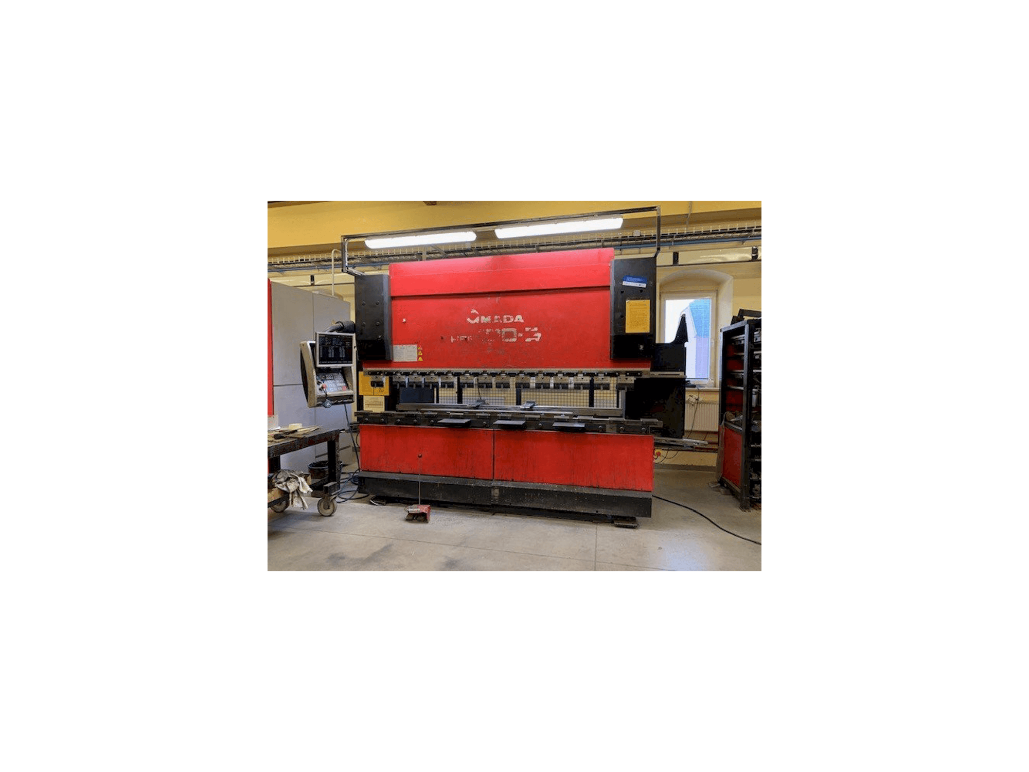 Vista frontale della macchina AMADA HFE 100-3