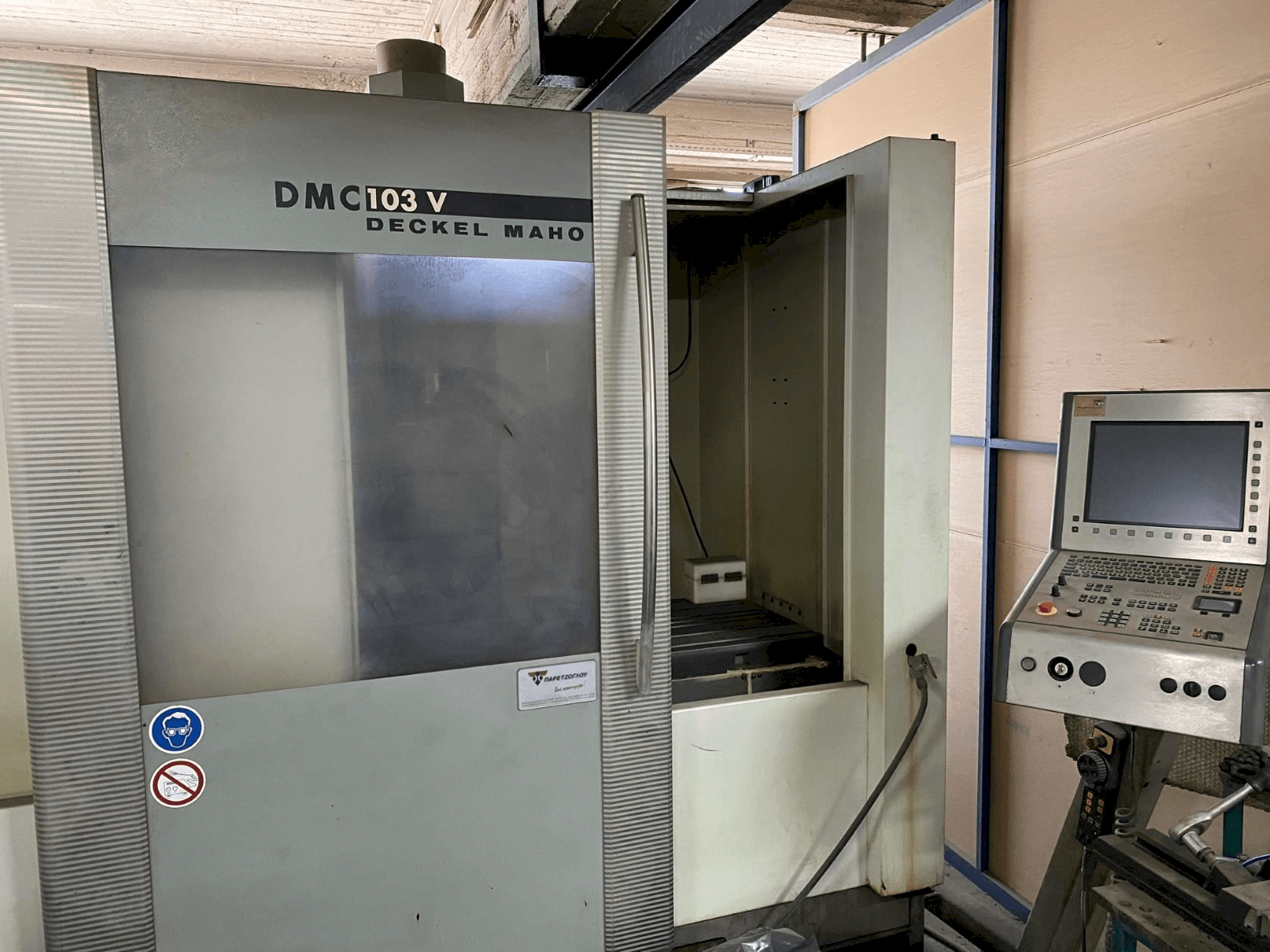 Vista frontale della macchina DECKEL MAHO DMC 103 V