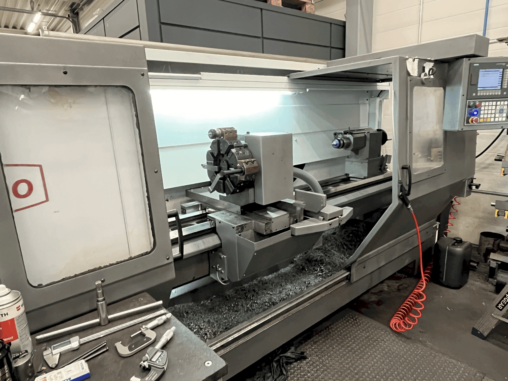 Vista frontale della macchina Pinacho SE 325/2000