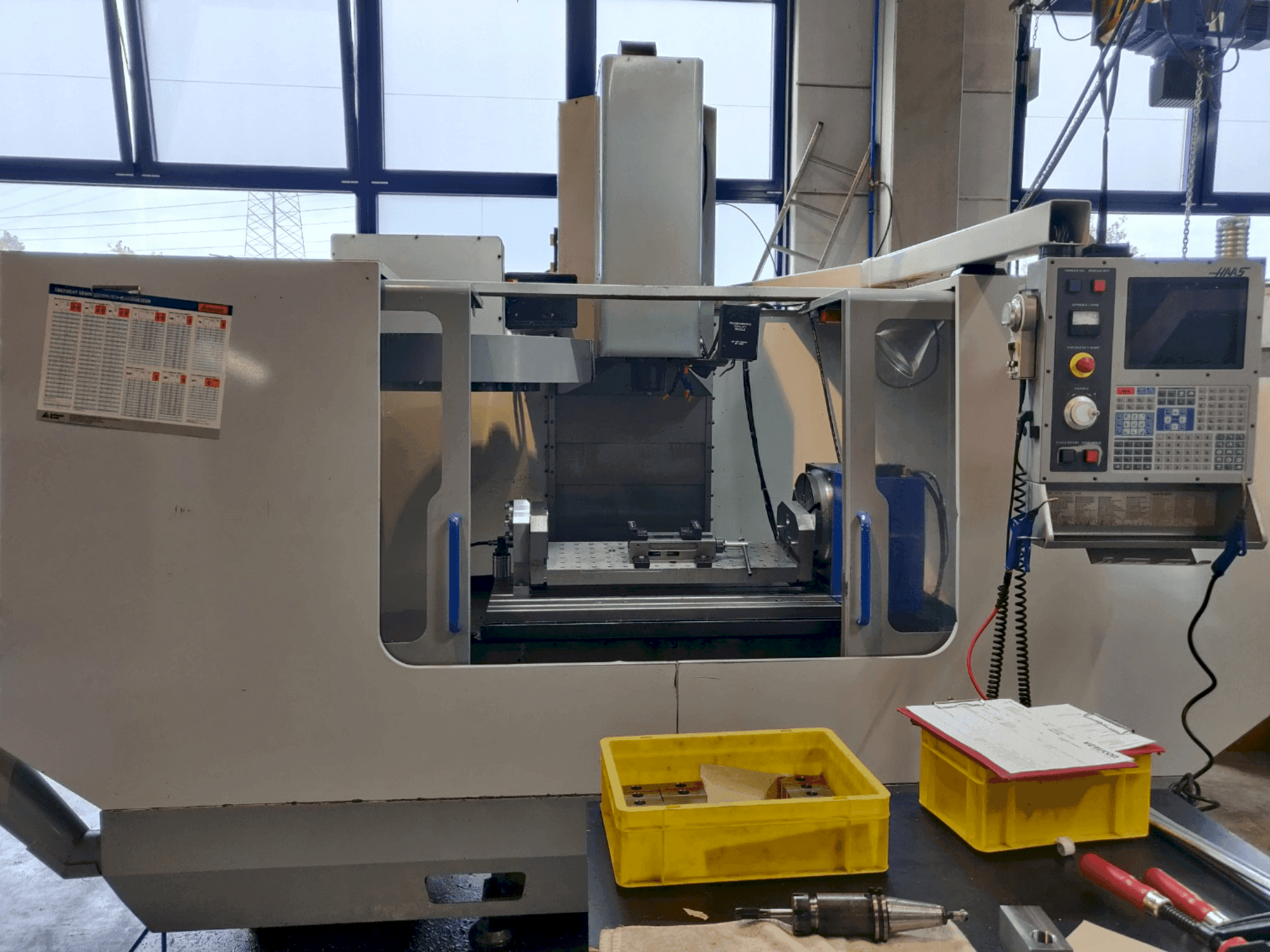 Vista frontale della macchina MIKRON VCE 1300/40 (2001)