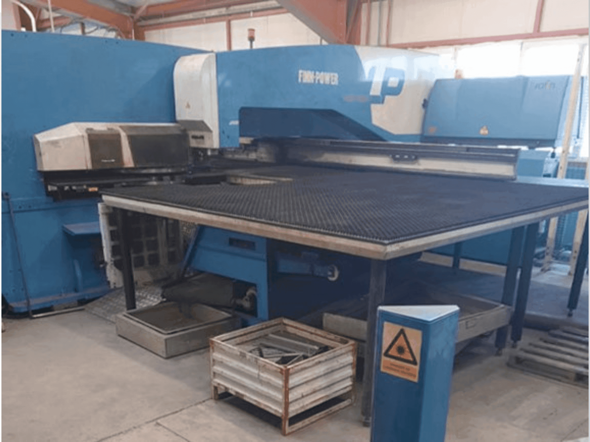 Vista frontale della macchina Finn-Power LP6