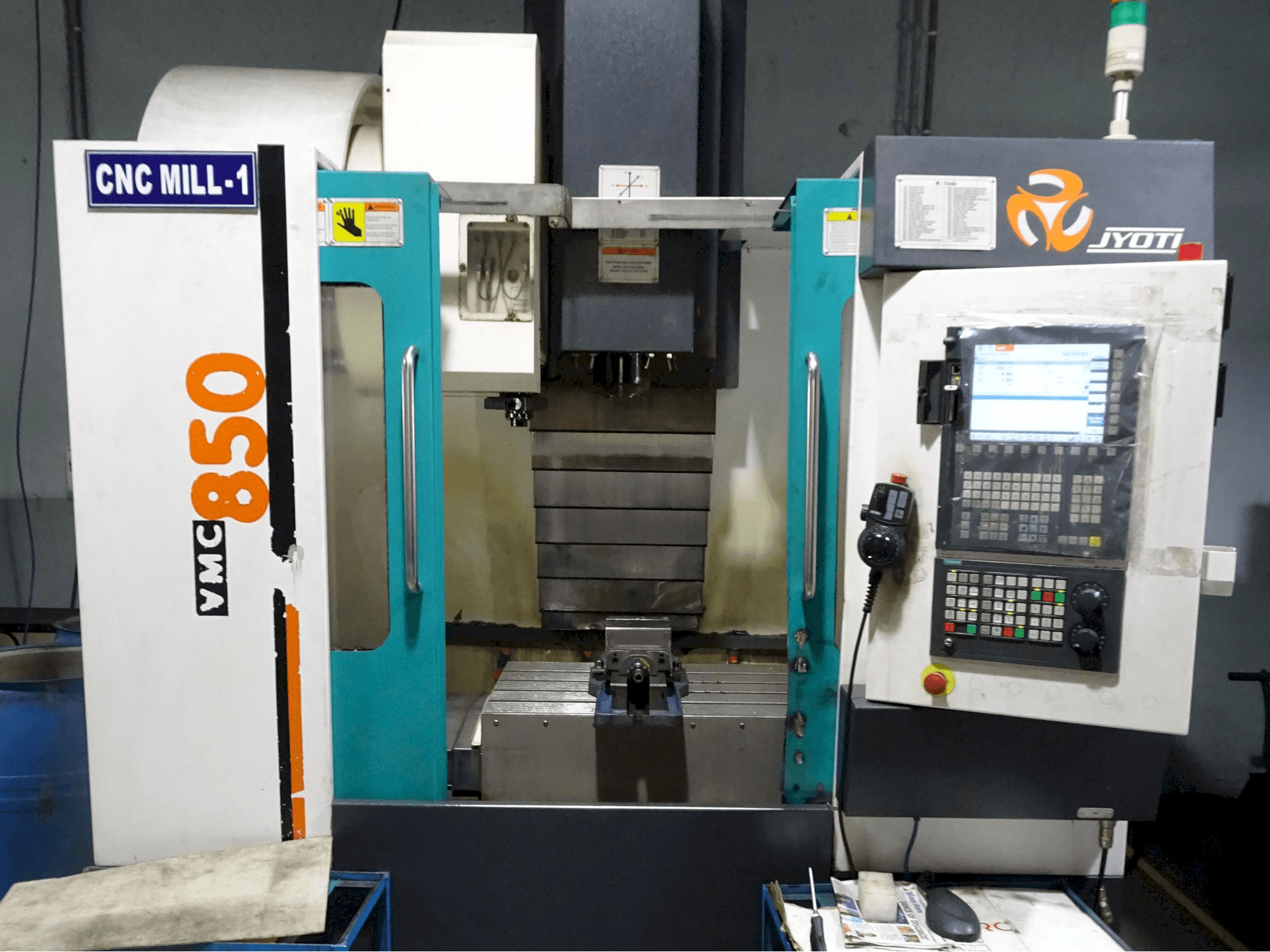 Vista frontale della macchina JYOTI VMC-850