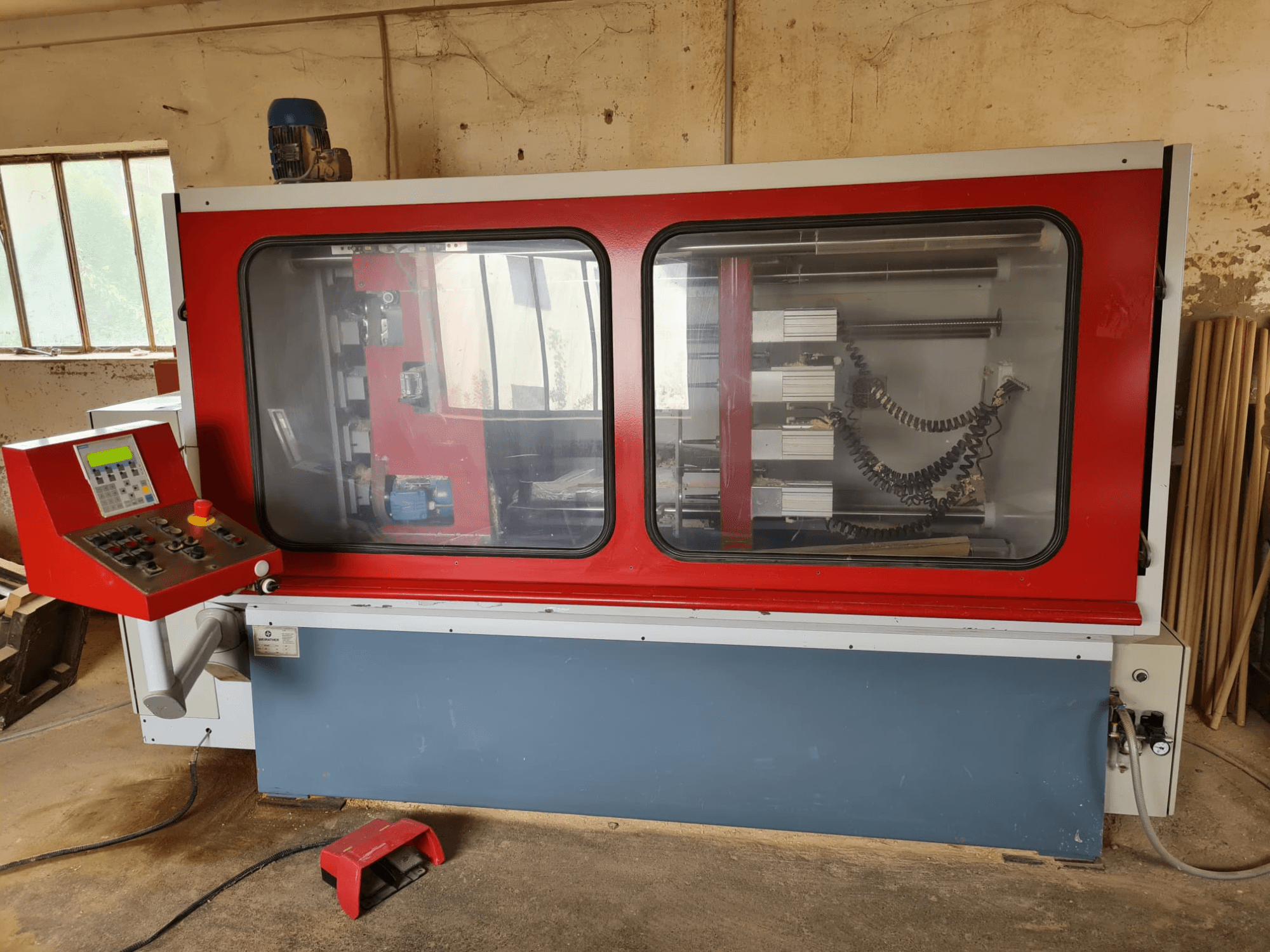 Mulino a legna WEIRATHER KS1300/4 in vista frontale, con pannello di controllo, involucro trasparente e componenti interni visibili.