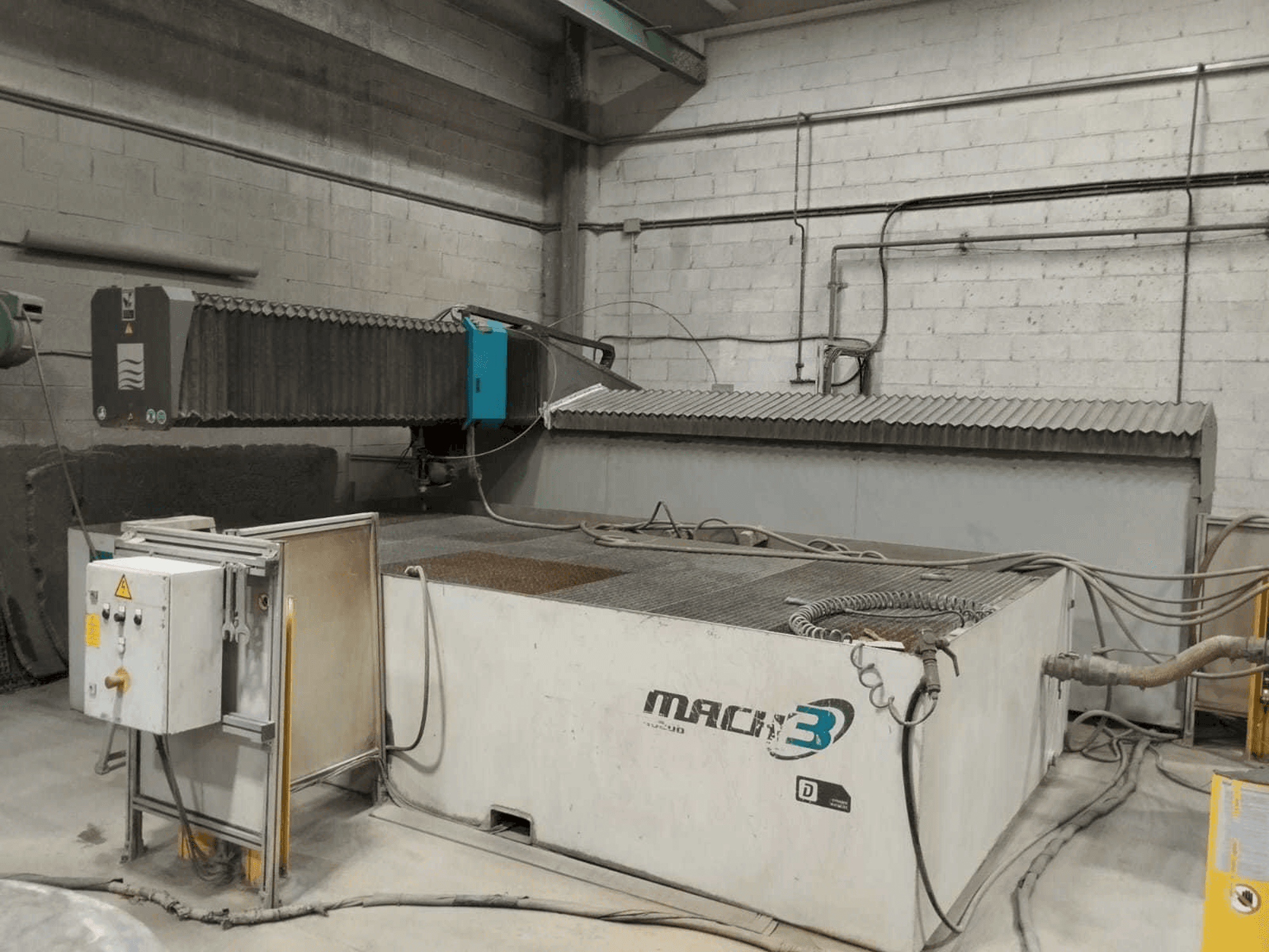 Vista frontale della macchina Flow Mach3 4020B