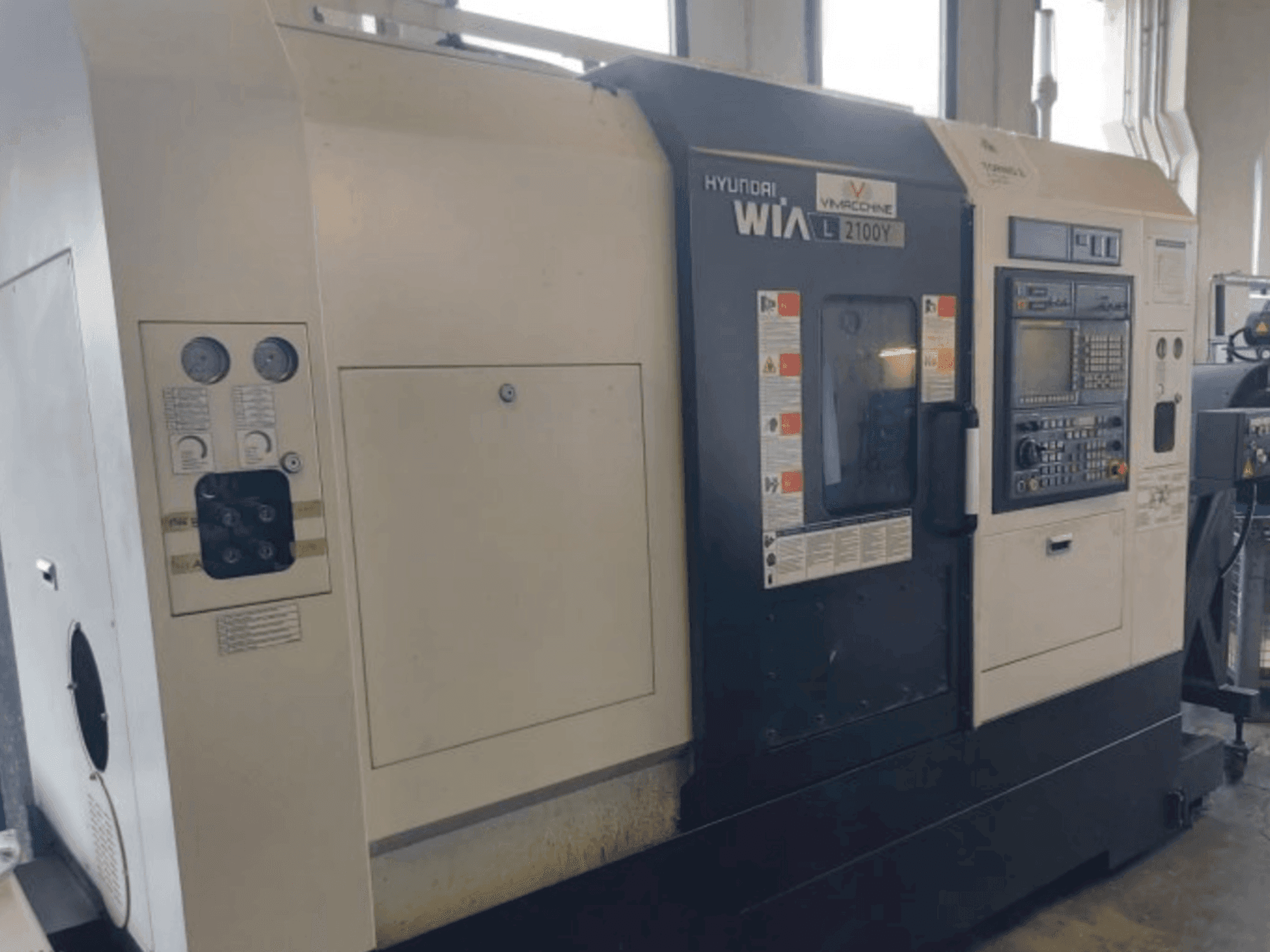 Vista frontale della macchina Hyundai Wia L2100Y
