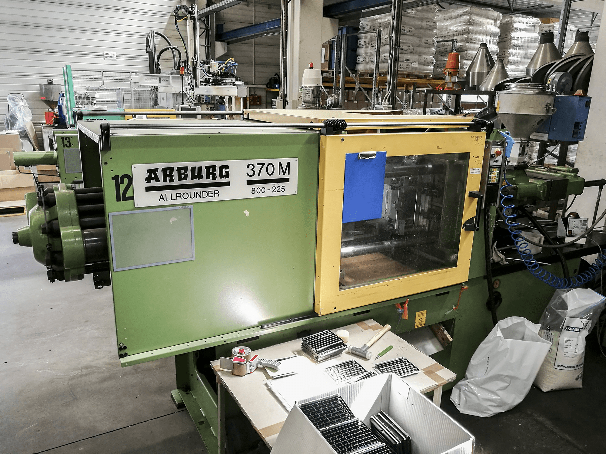 Vista frontale della macchina Arburg 370M 800-225