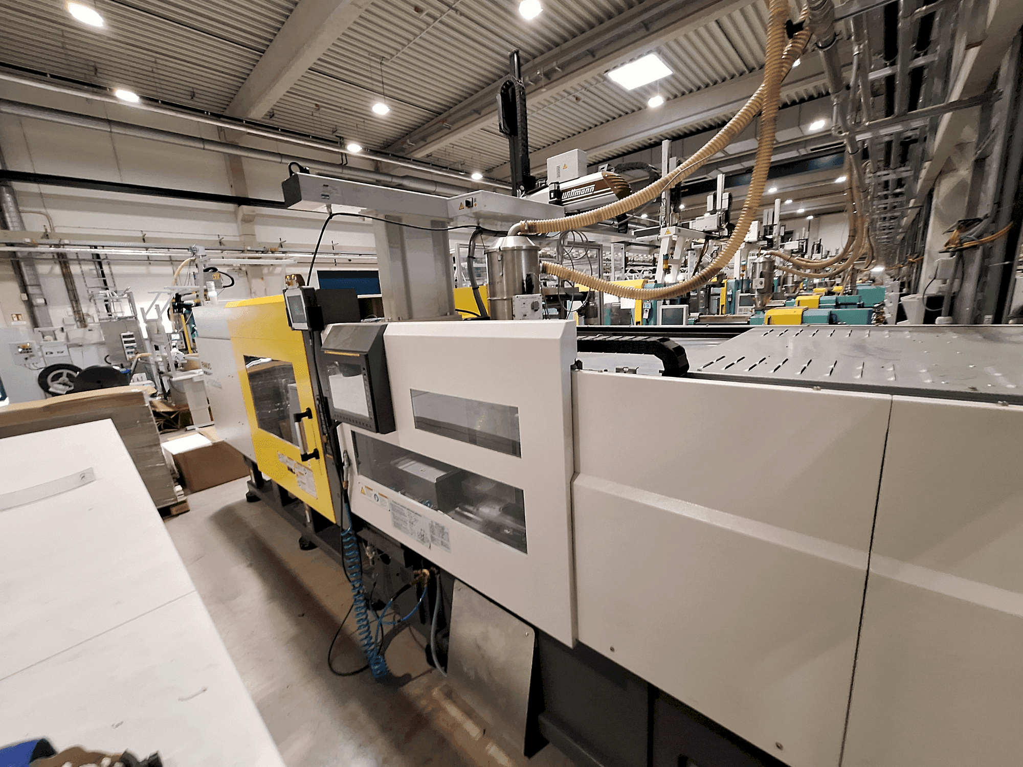 Vista frontale della macchina FANUC Roboshot S220iA