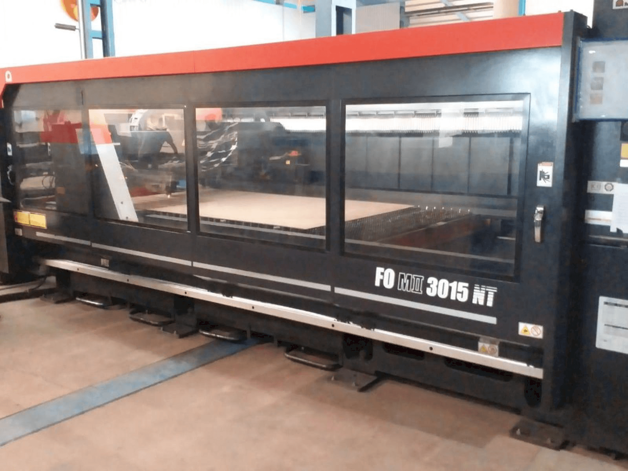 Vista frontale della macchina AMADA F0M2 3015 MT