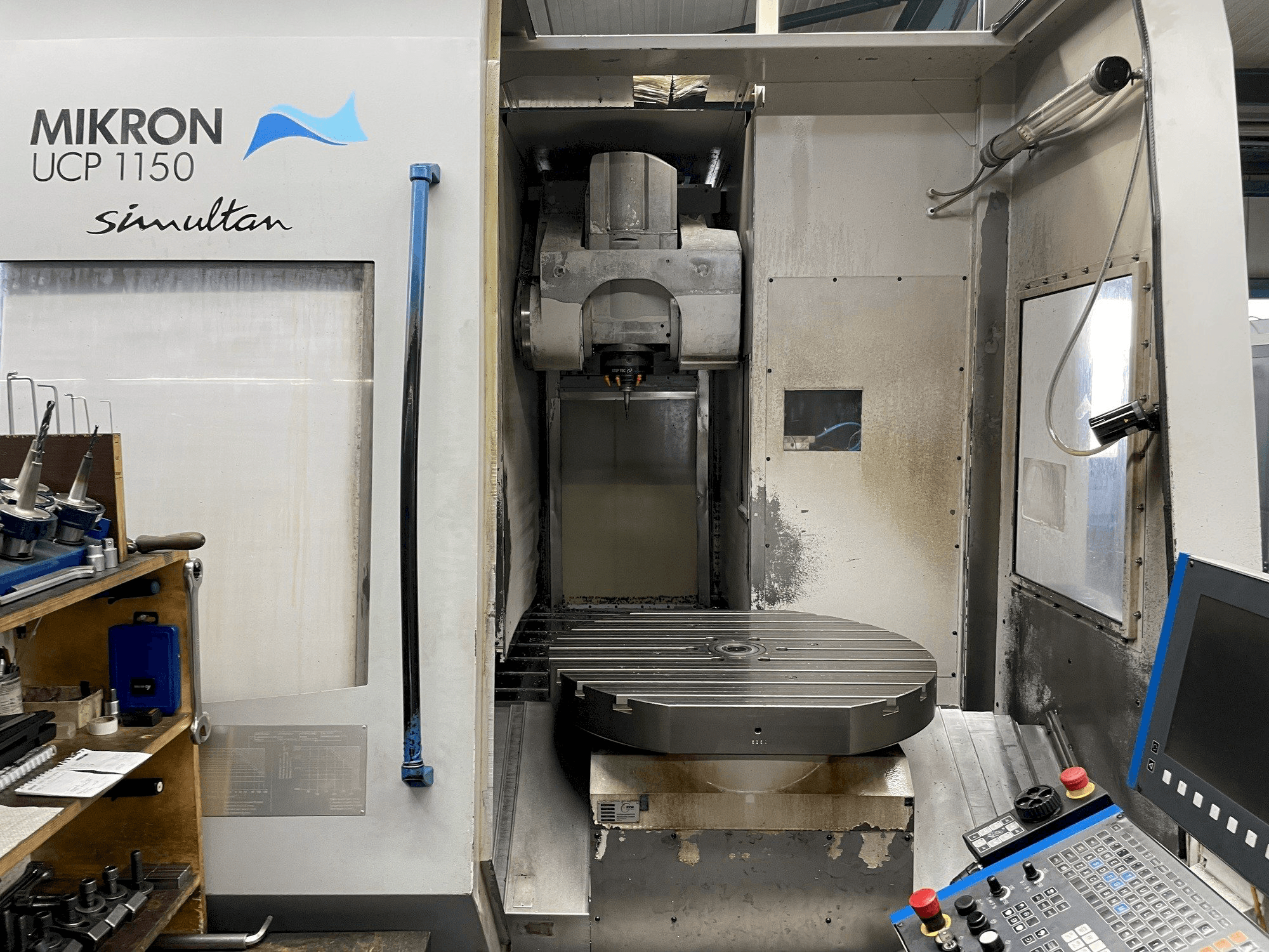 Vista frontale della macchina MIKRON UCP 1150 SIMULTAN