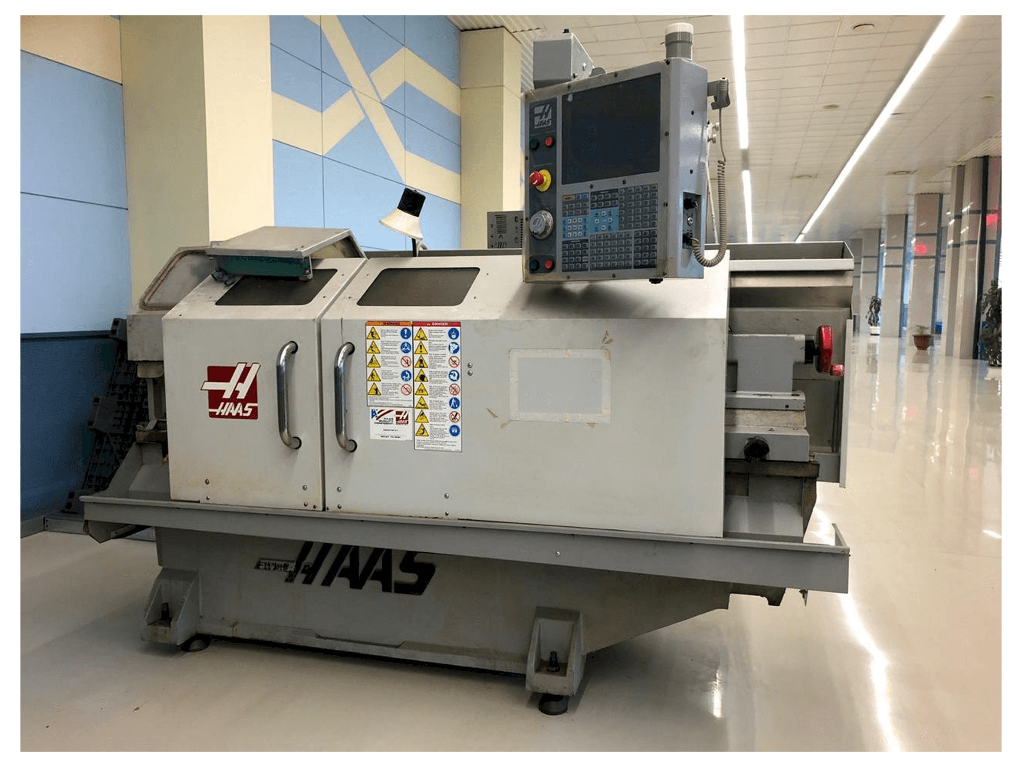 Vista frontale della macchina HAAS TL-2HE