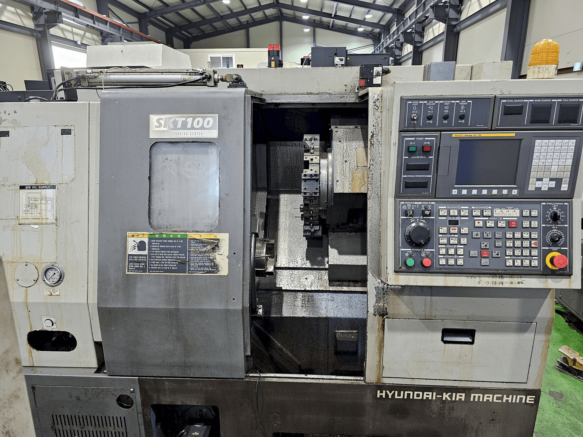 Vista frontale della macchina Hyundai Wia Wia SKT100