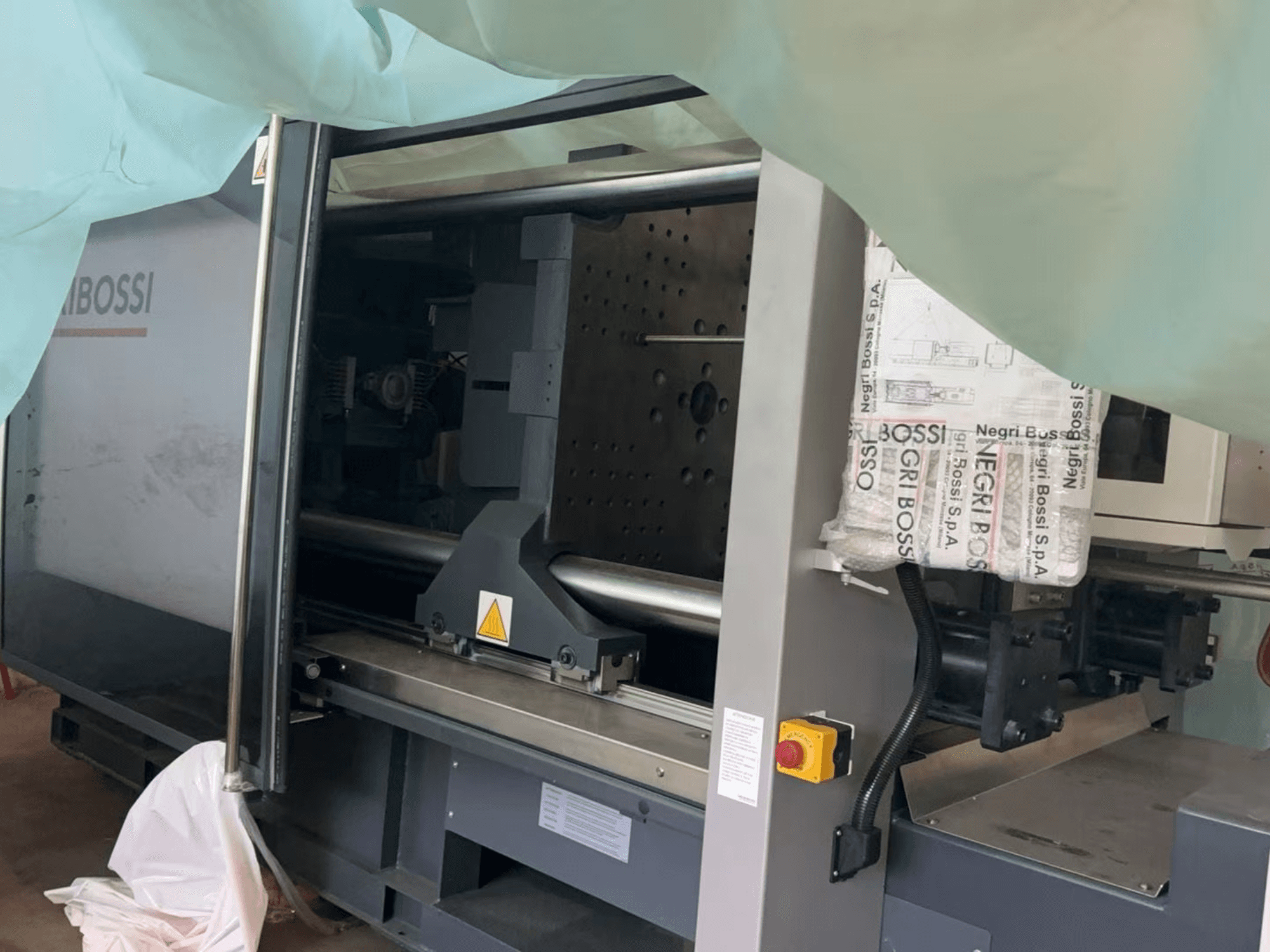 Macchina ad iniezione elettrica Negri Bossi NOVA e350T H1550, vista laterale, con porta aperta e componenti interni.