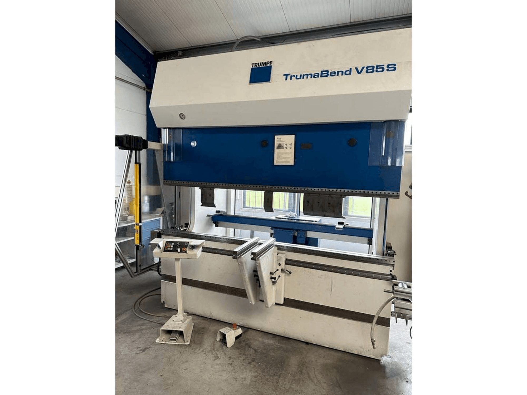 Vista frontale della macchina Trumpf TrumaBend V85S