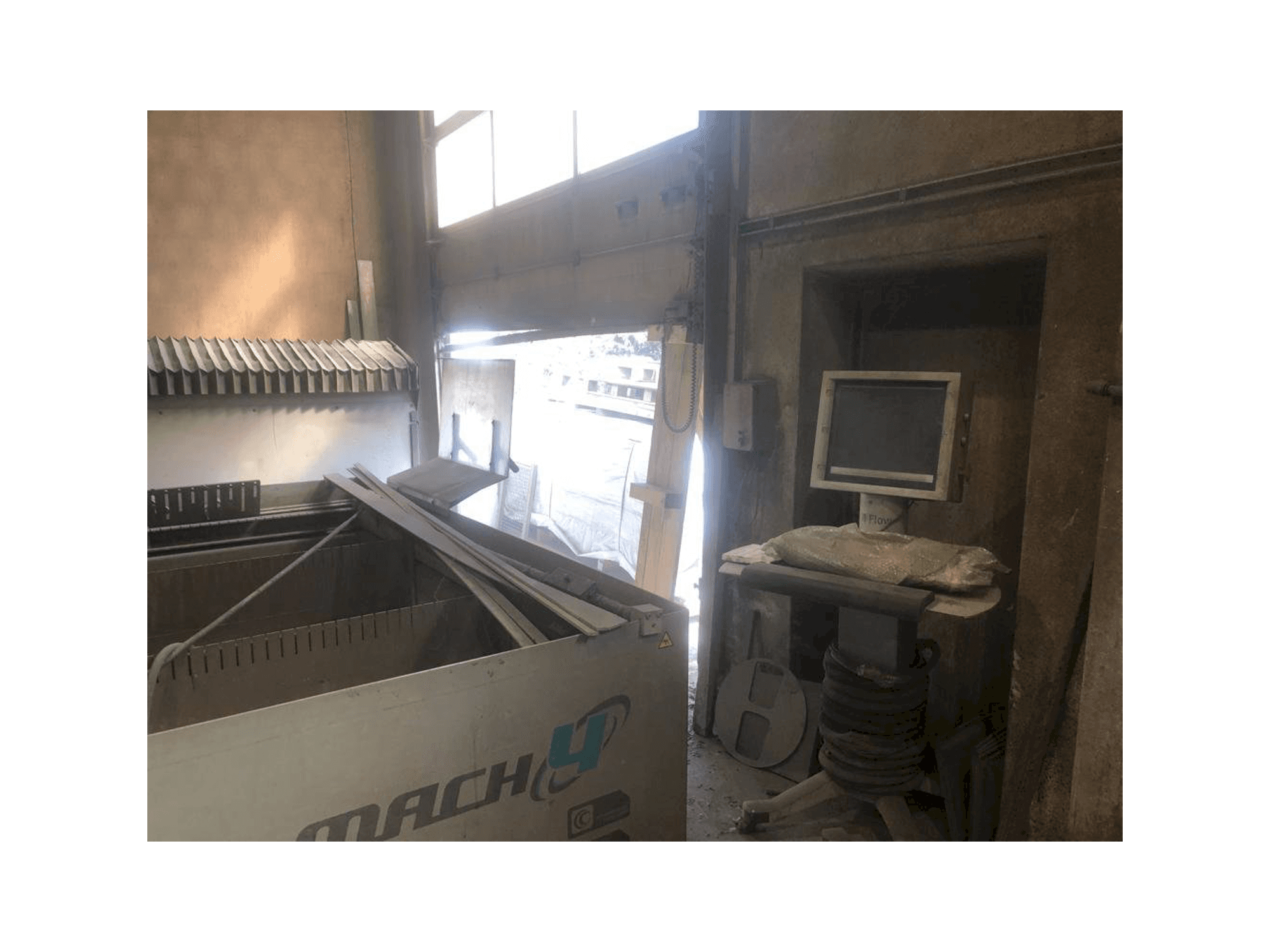 Vista laterale sinistra della macchina Flow Mach 4 3D