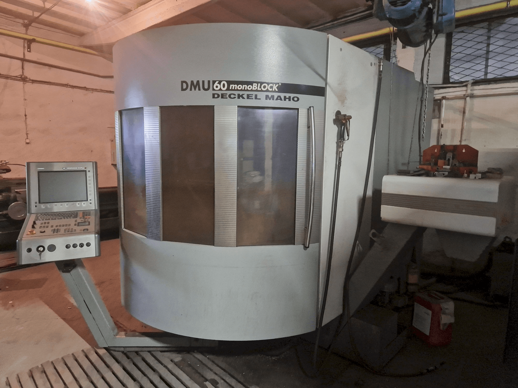 Vista frontale della macchina DECKEL MAHO DMU 60 monoBLOCK