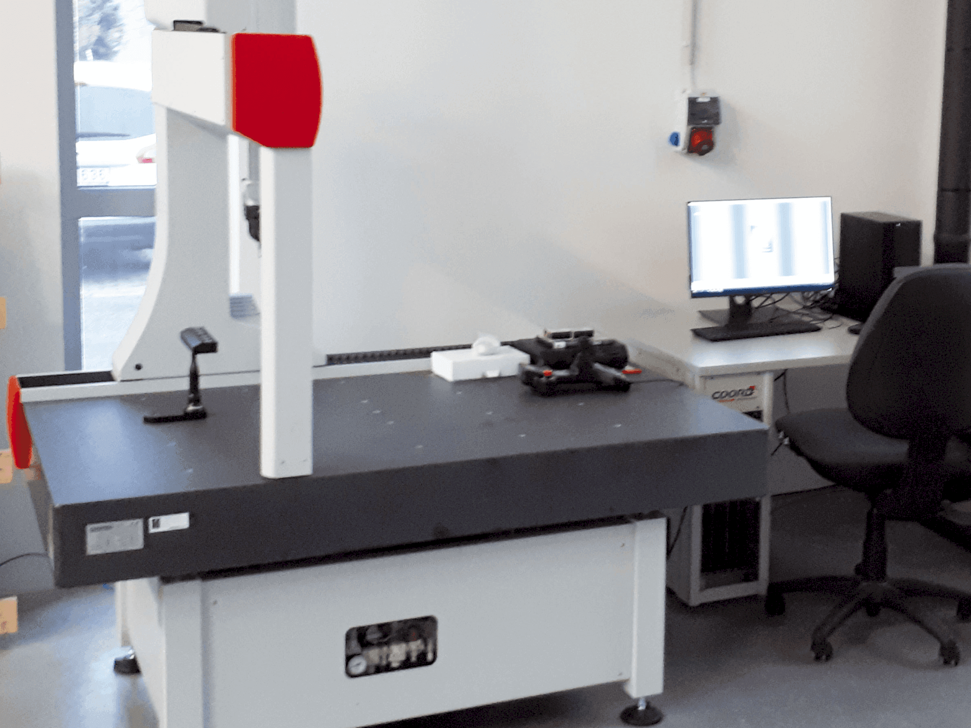 Vista frontale della macchina Coord3 ARES NT-L 10.7.5 CNC