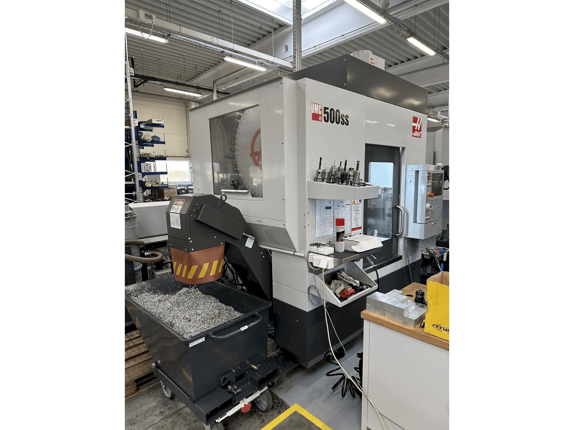 Vista frontale della macchina HAAS UMC-500SS