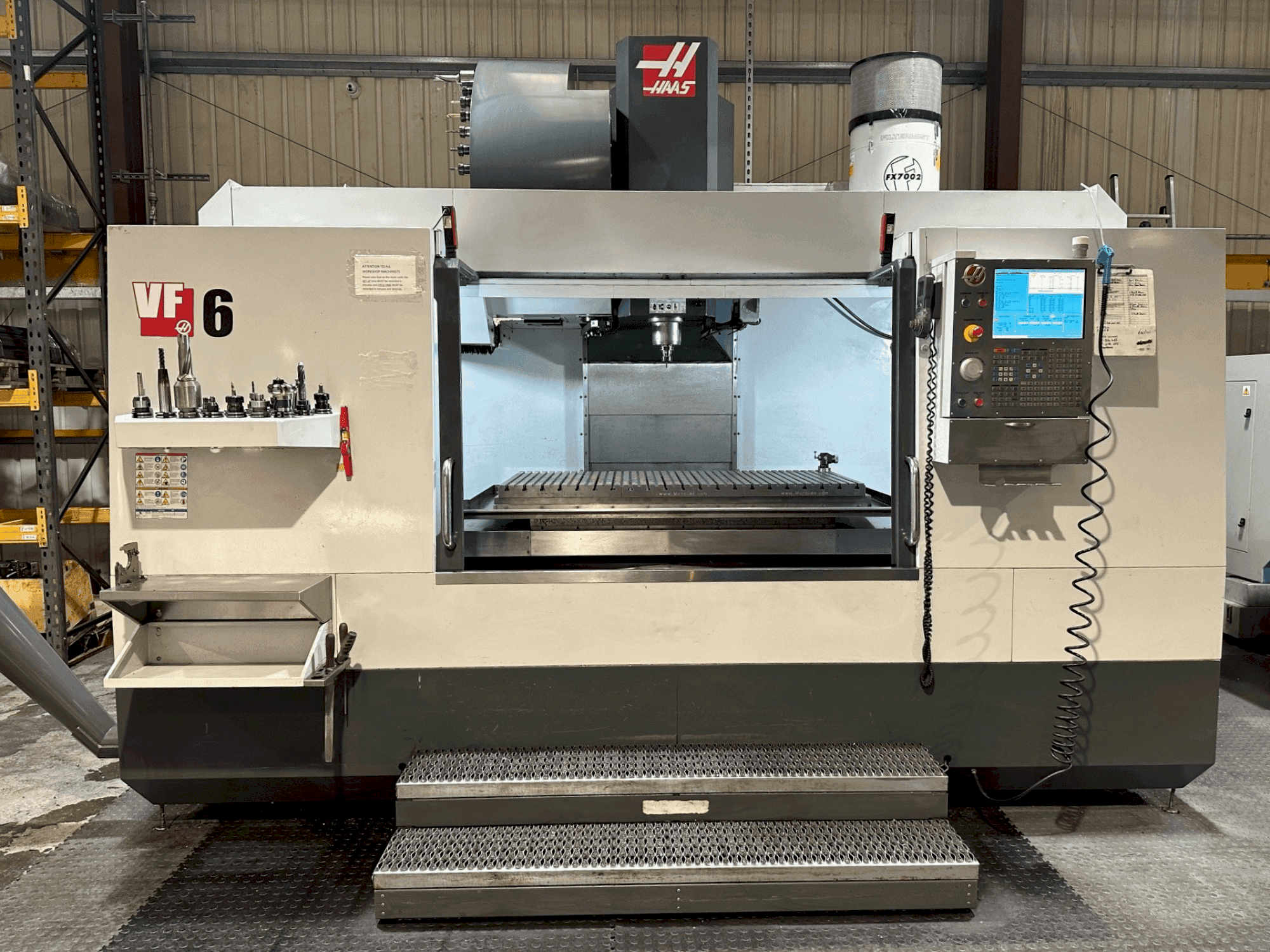 Vista frontale della macchina HAAS VF-6/40