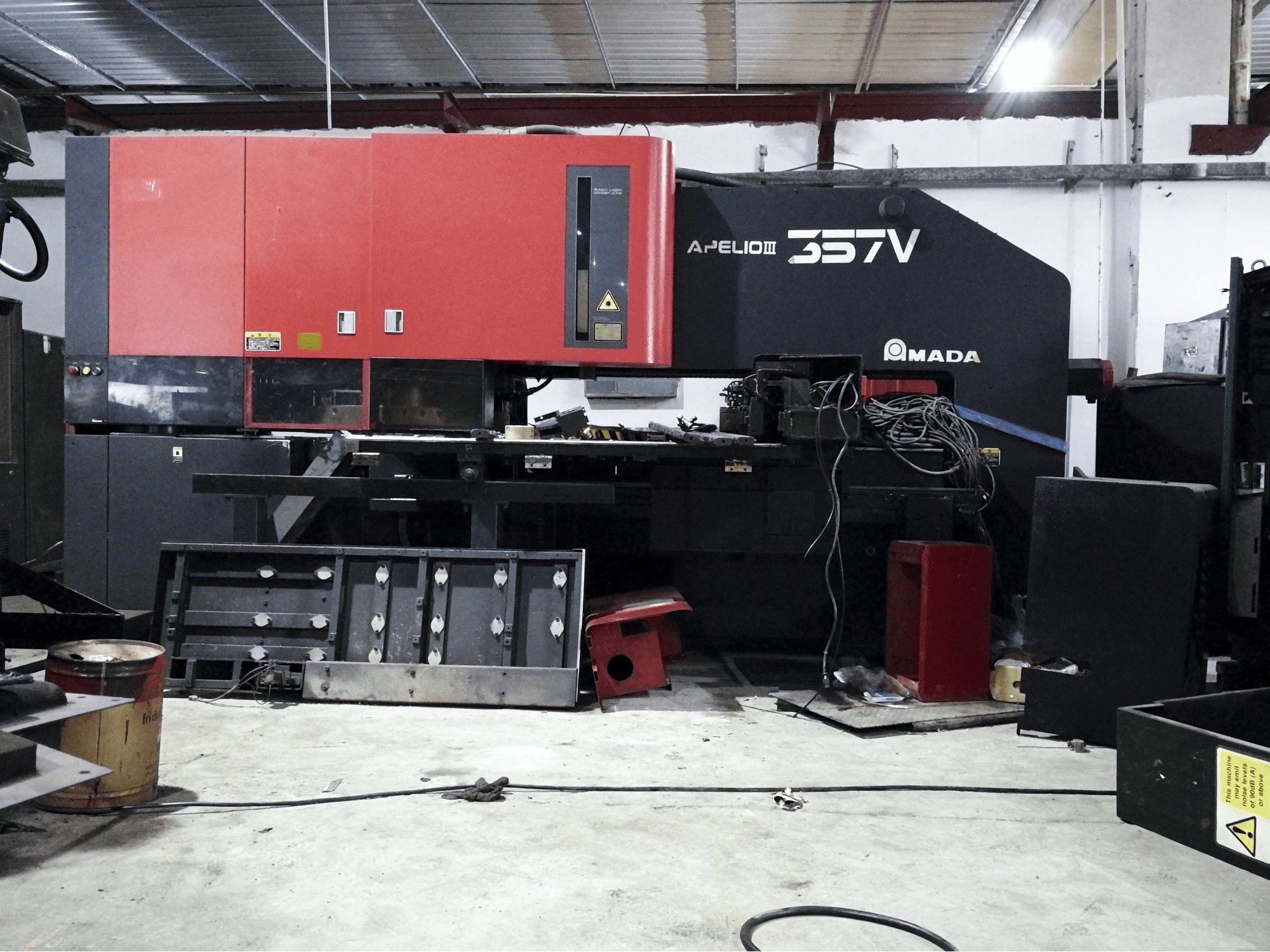 Vista frontale della macchina AMADA APELIO III-357V