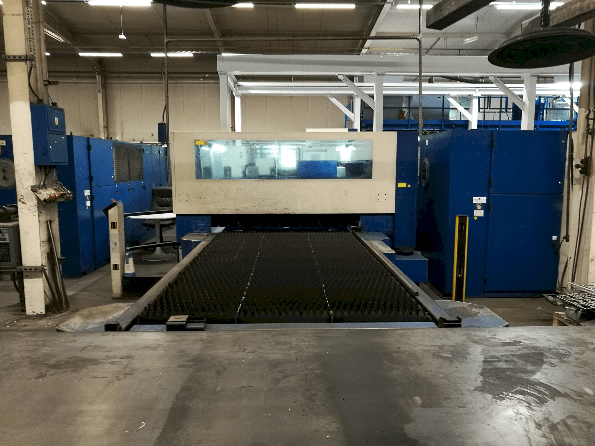 Vista frontale della macchina Trumpf Trumatic L3050