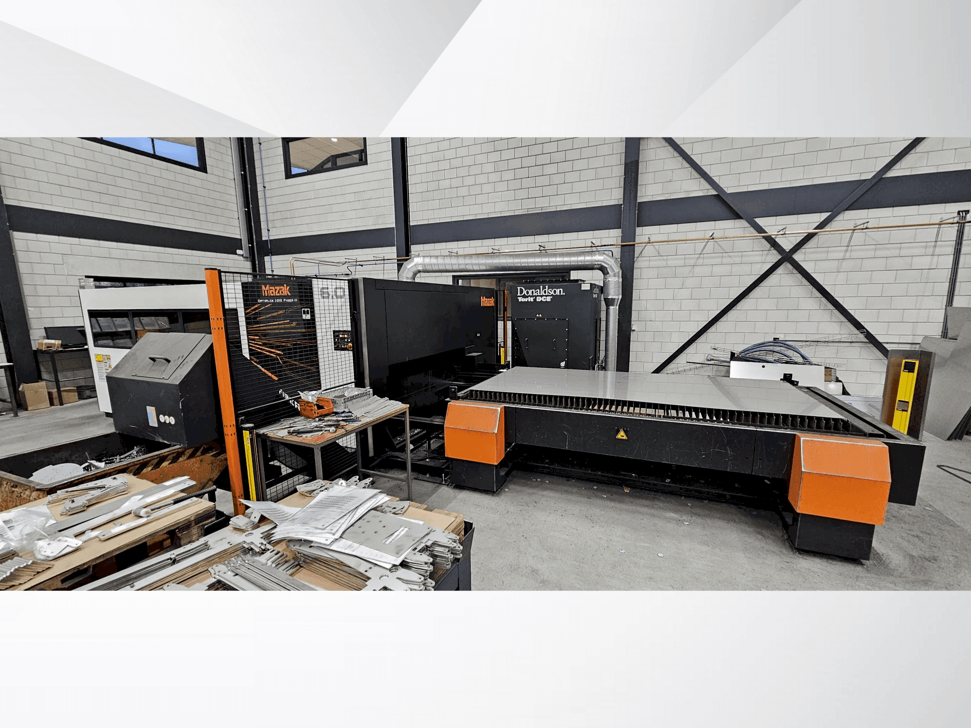 Vista frontale della macchina Mazak Optiplex 3015 Fiber III 6,0kW