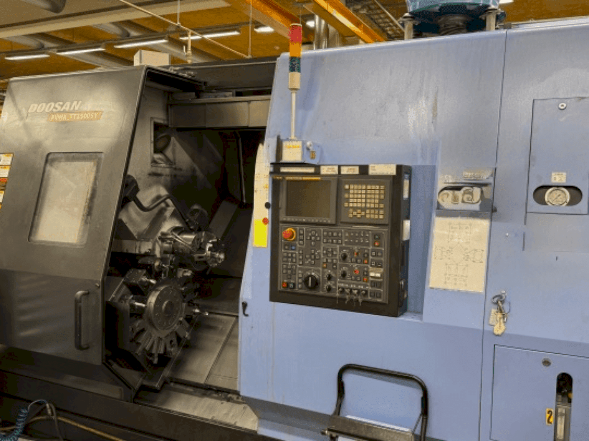 Vista frontale della macchina DOOSAN Puma TT 2500 SY