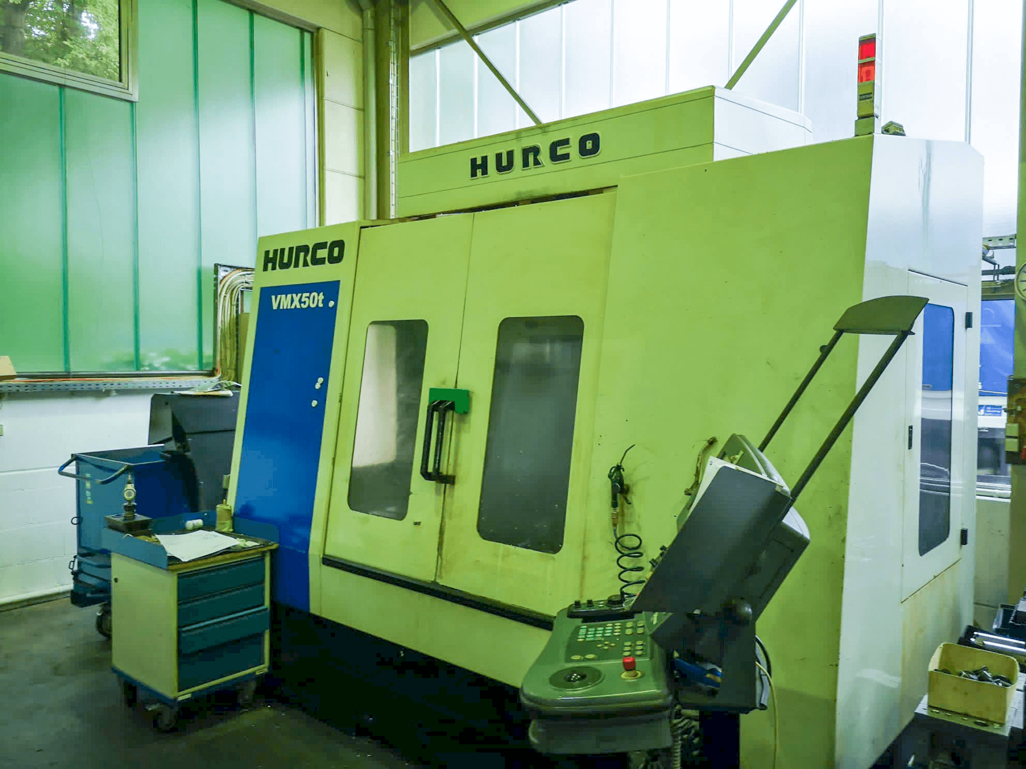 Vista frontale della macchina Hurco VMX50t