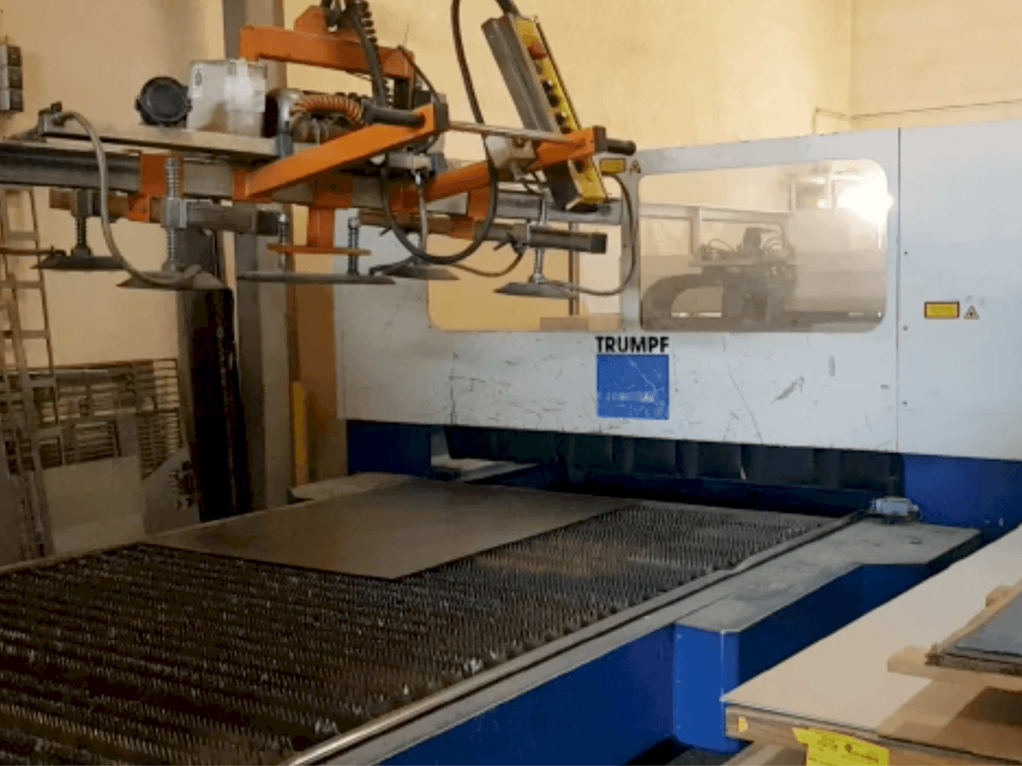 Vista frontale della macchina Trumpf Trumatic L3030