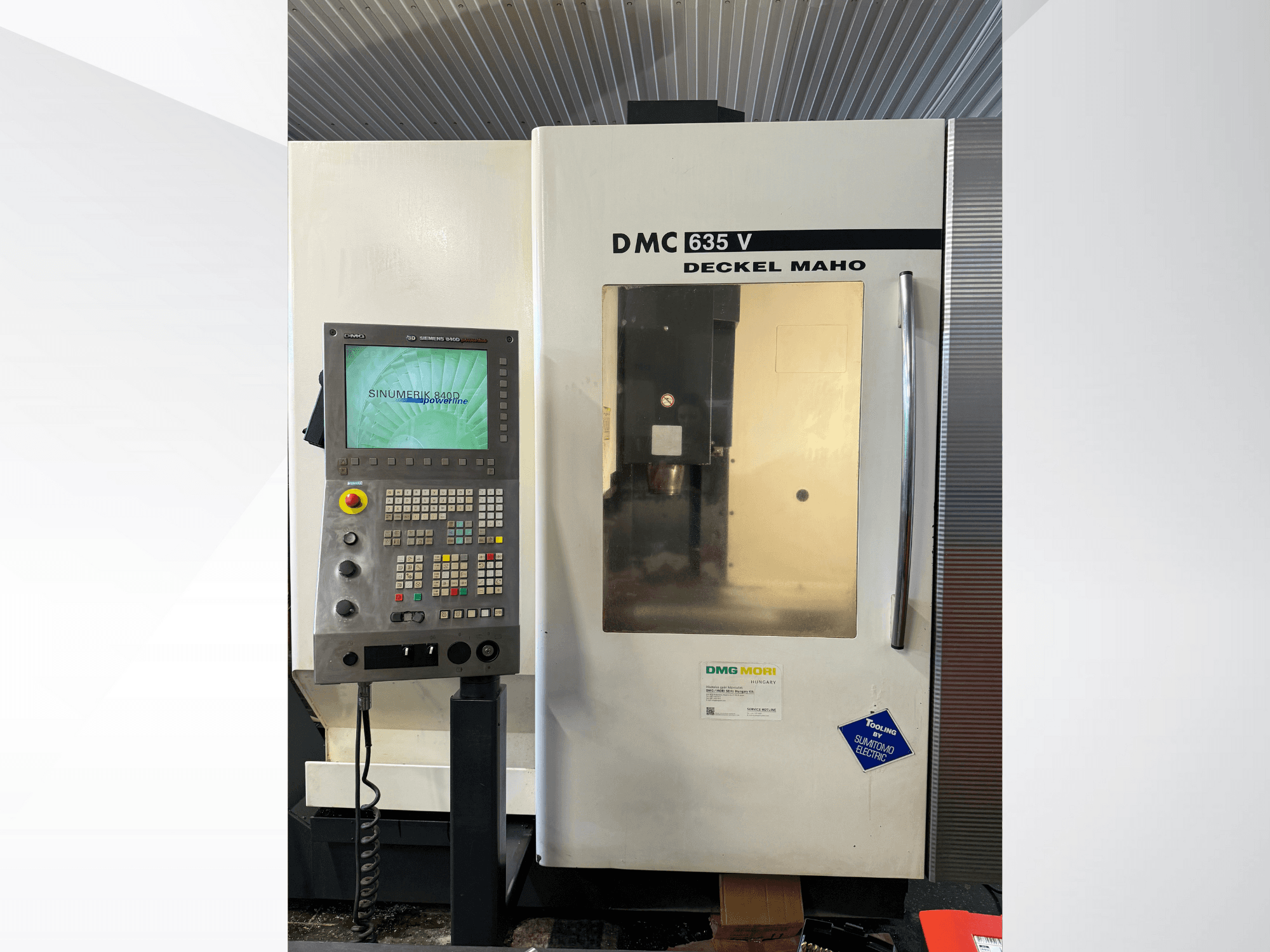 Fresatrice DMG Mori DMC 635 V con pannello di controllo, vista frontale, dotata di display Sinumerik e vari pulsanti operativi.