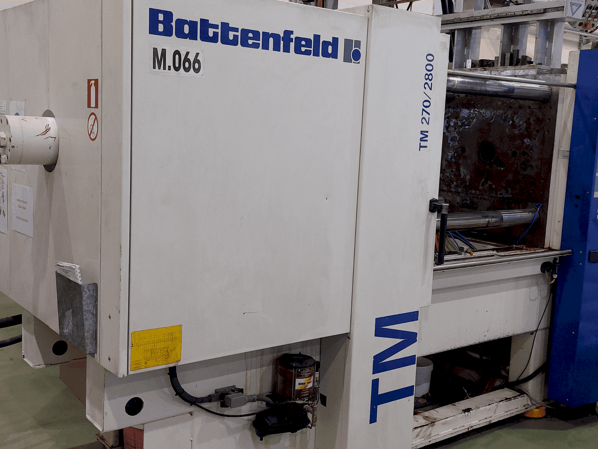 Vista frontale della macchina Battenfeld TM 270 / 2800