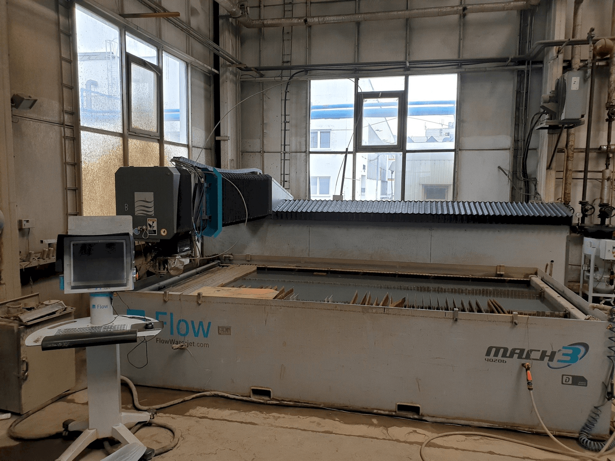 Vista frontale della macchina Flow Mach 3-4020B