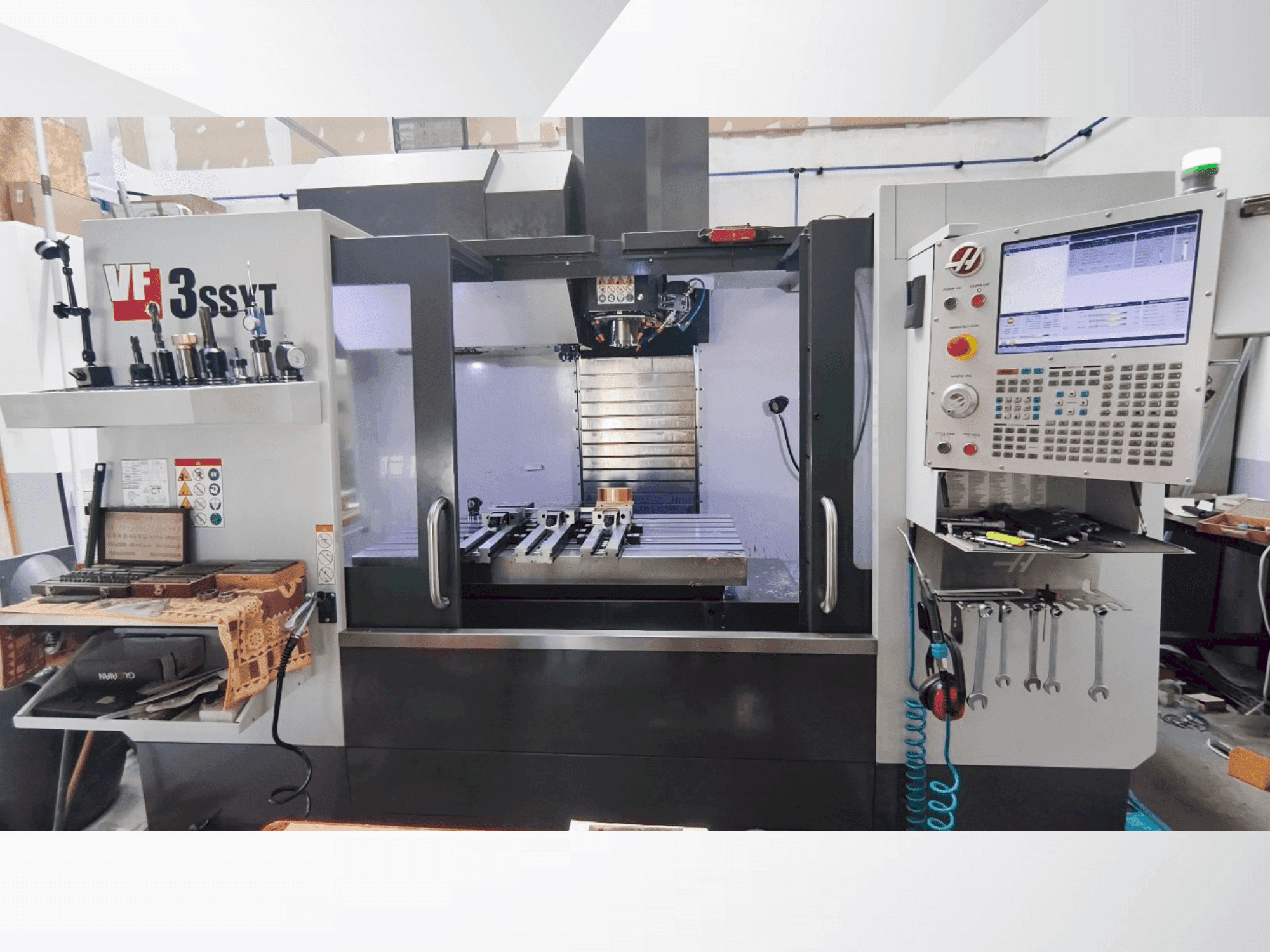 Vista frontale della macchina HAAS VF-3SSYT with HRT 210 4X