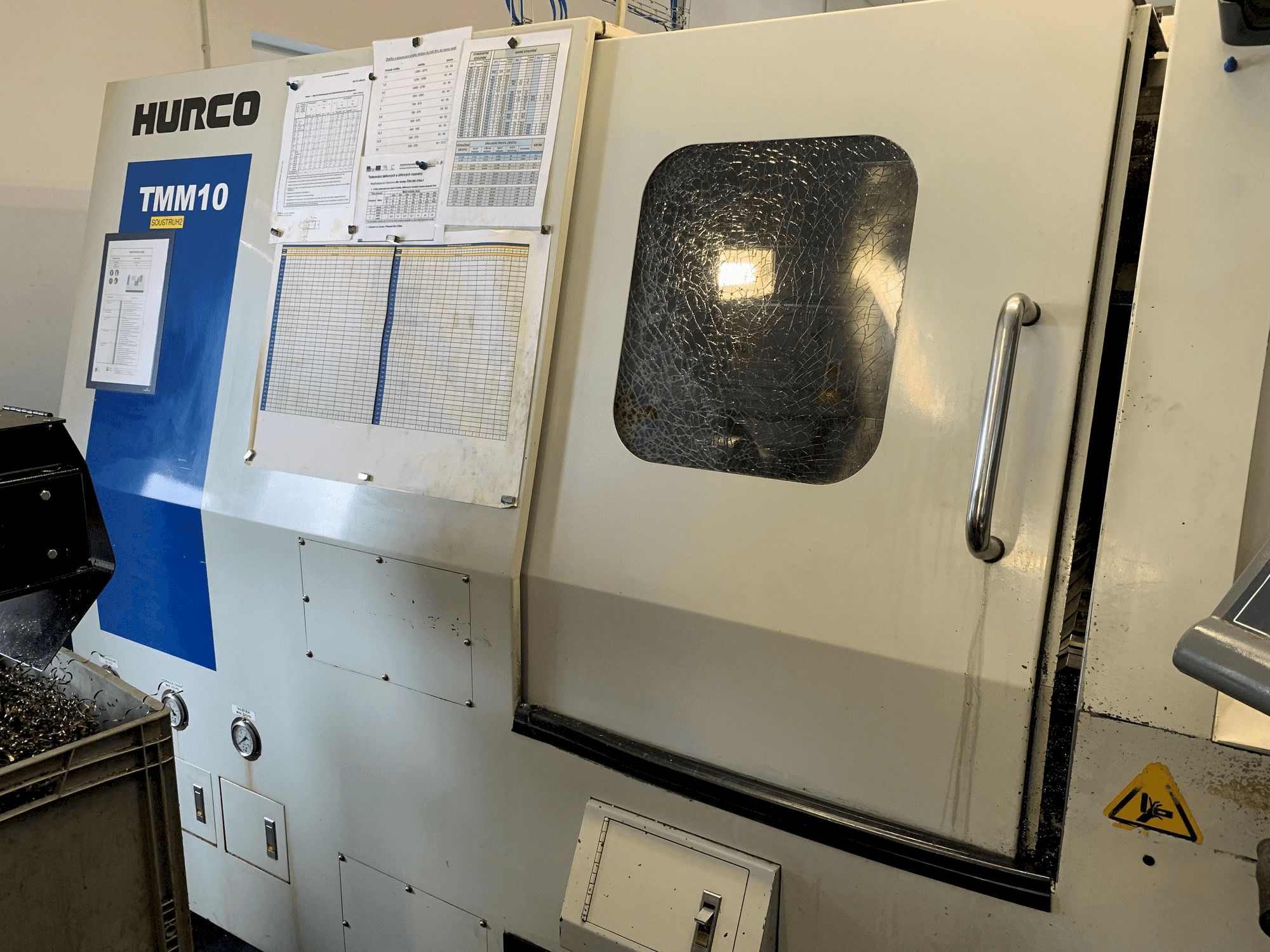 Vista frontale della macchina Hurco TMM 10