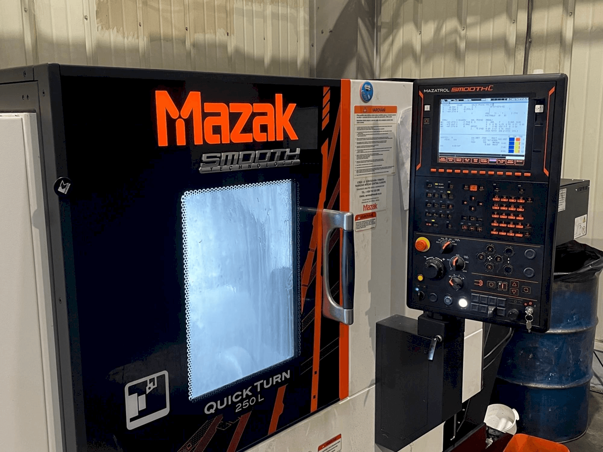 Vista frontale della macchina Mazak Quick Turn 250 L
