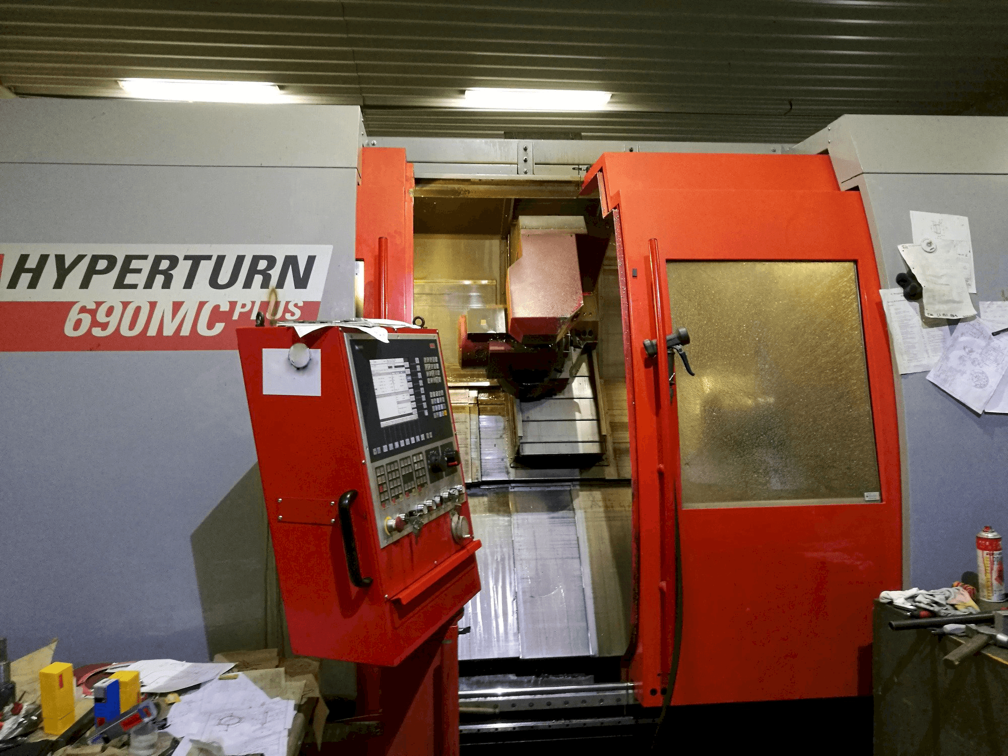 Vista frontale della macchina EMCO Hyperturn 690MC Plus B