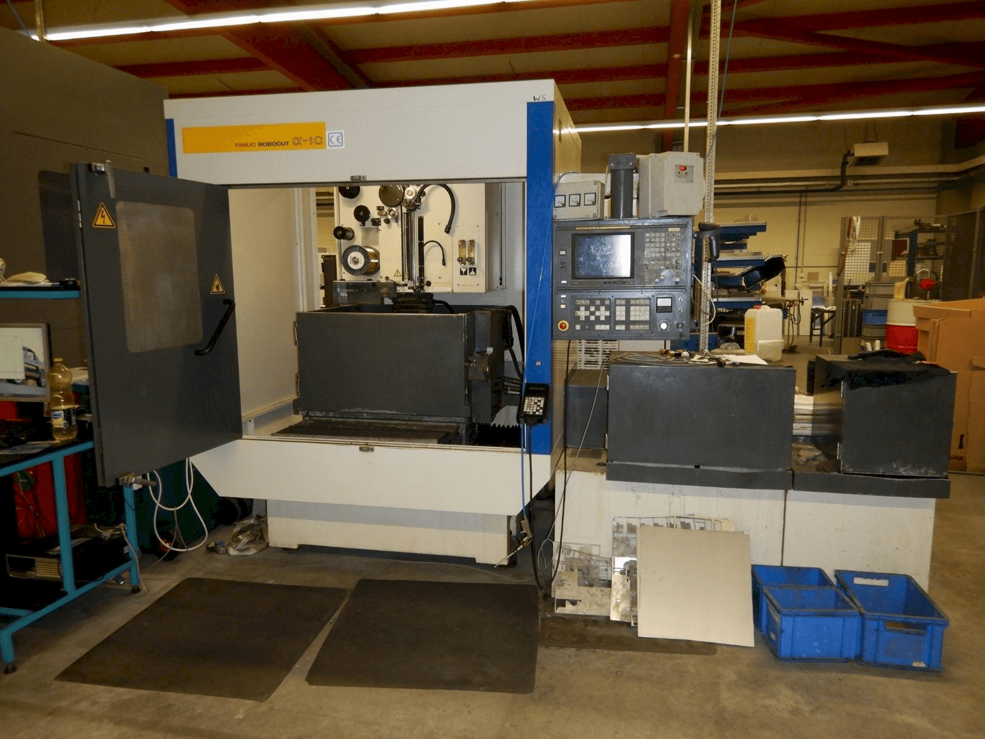 Vista frontale della macchina FANUC ROBOCUT ALPHA 1C