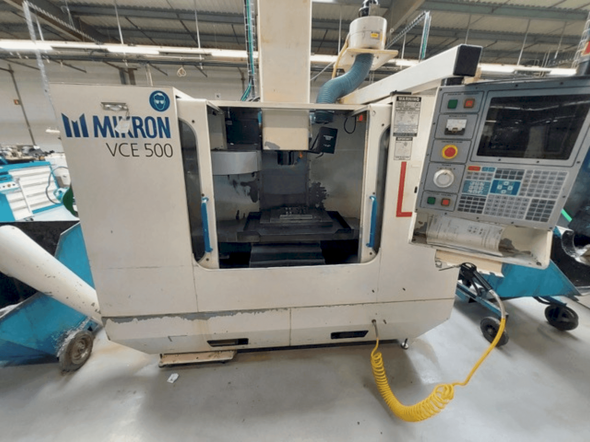 Vista frontale della macchina HAAS MIKRON VCE 500