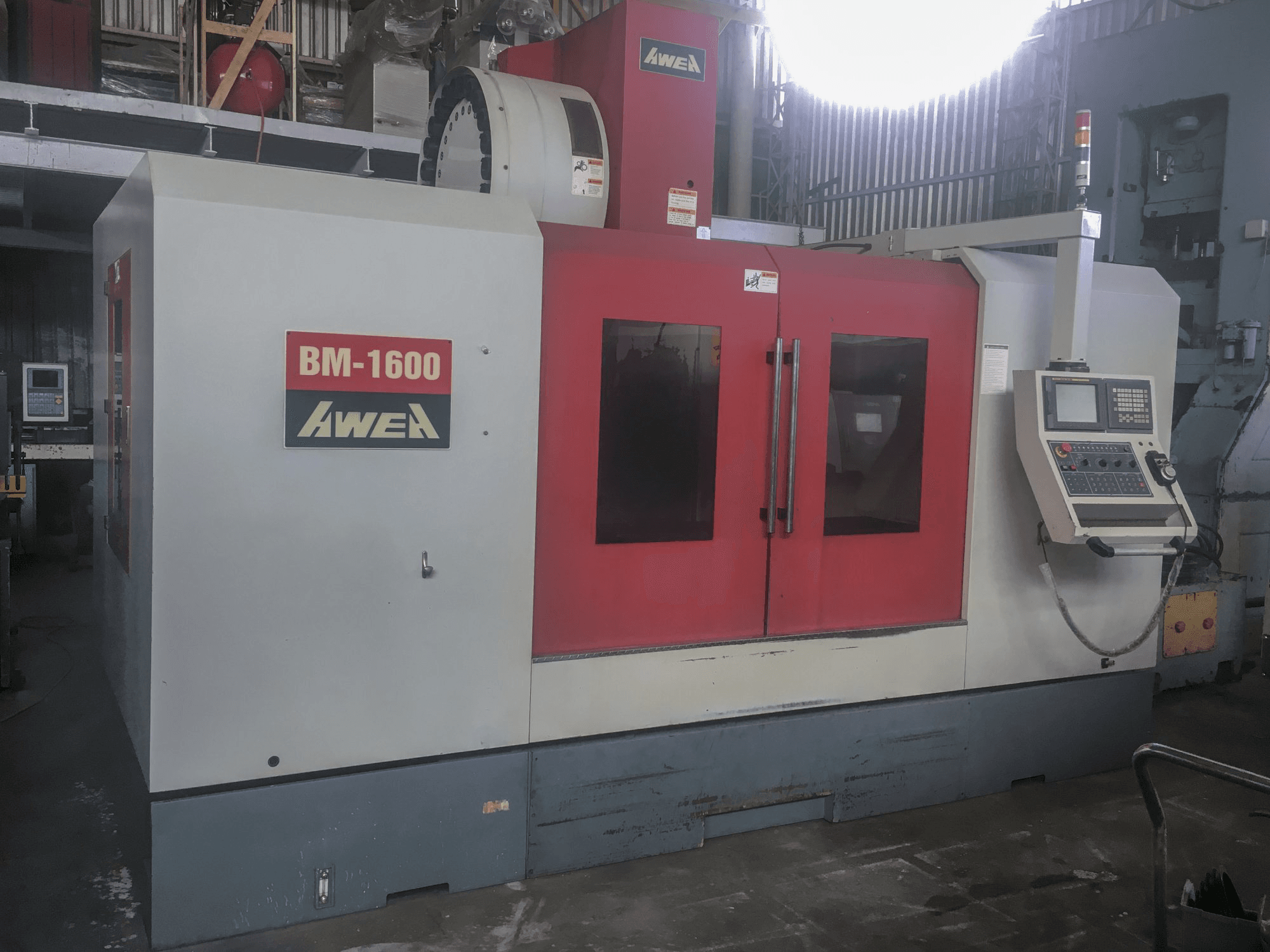 Vista lato sinistro della macchina AWEA BM-1600