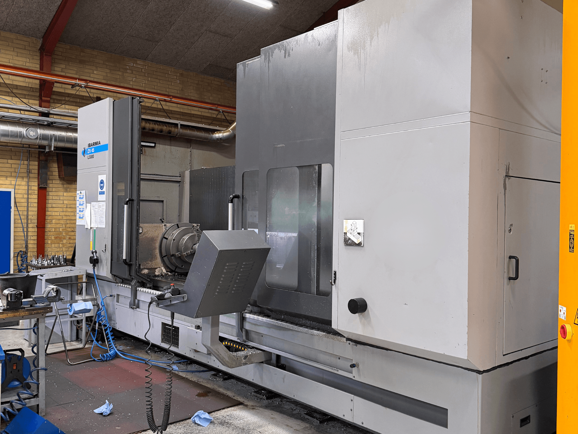 Centro di lavoro verticale IBARMIA ZV45 L3000, vista frontale; ampia struttura metallica, pannello di controllo, configurazione degli utensili visibile.