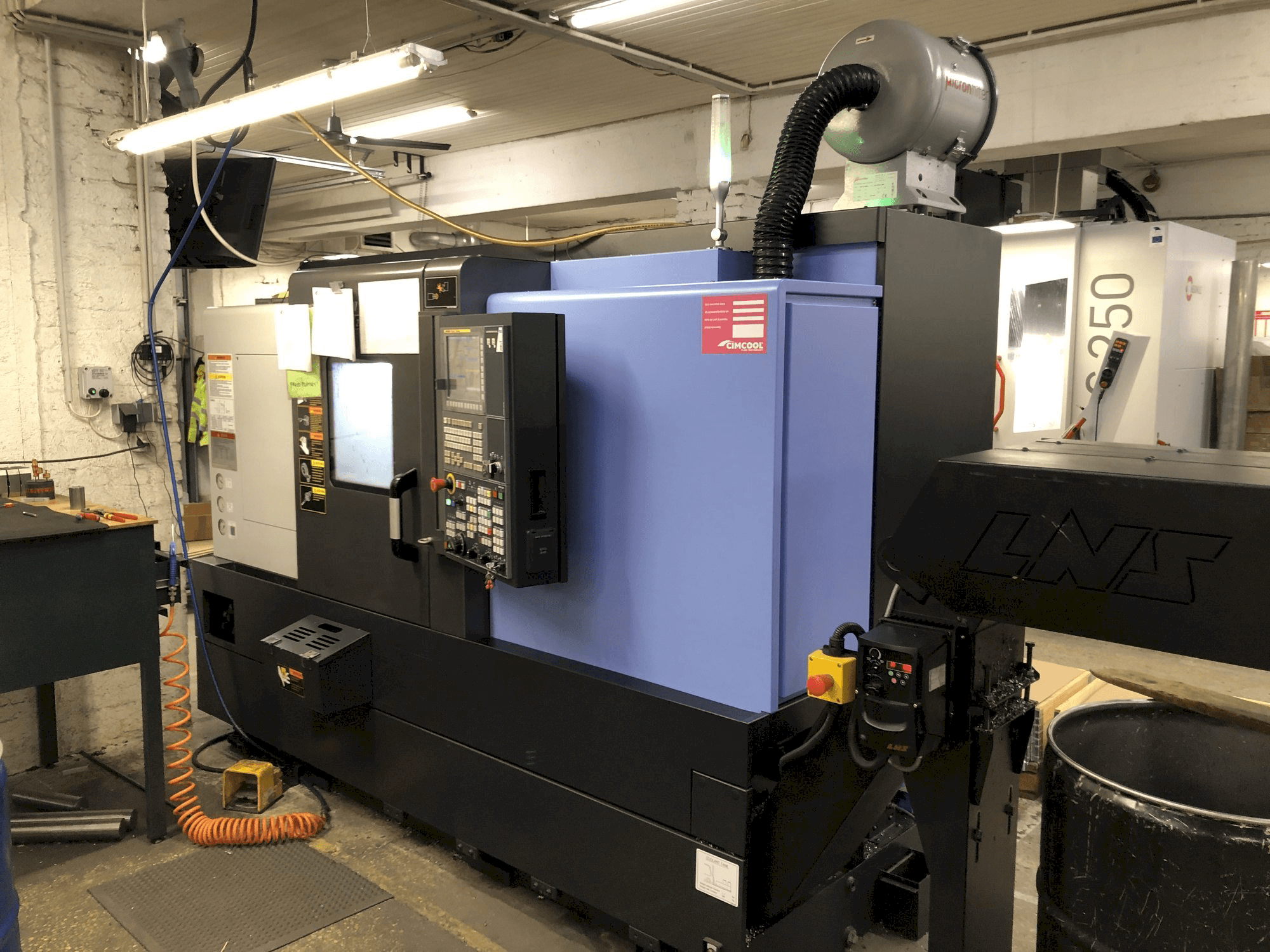 Vista frontale della macchina Doosan Lynx 220 LYC