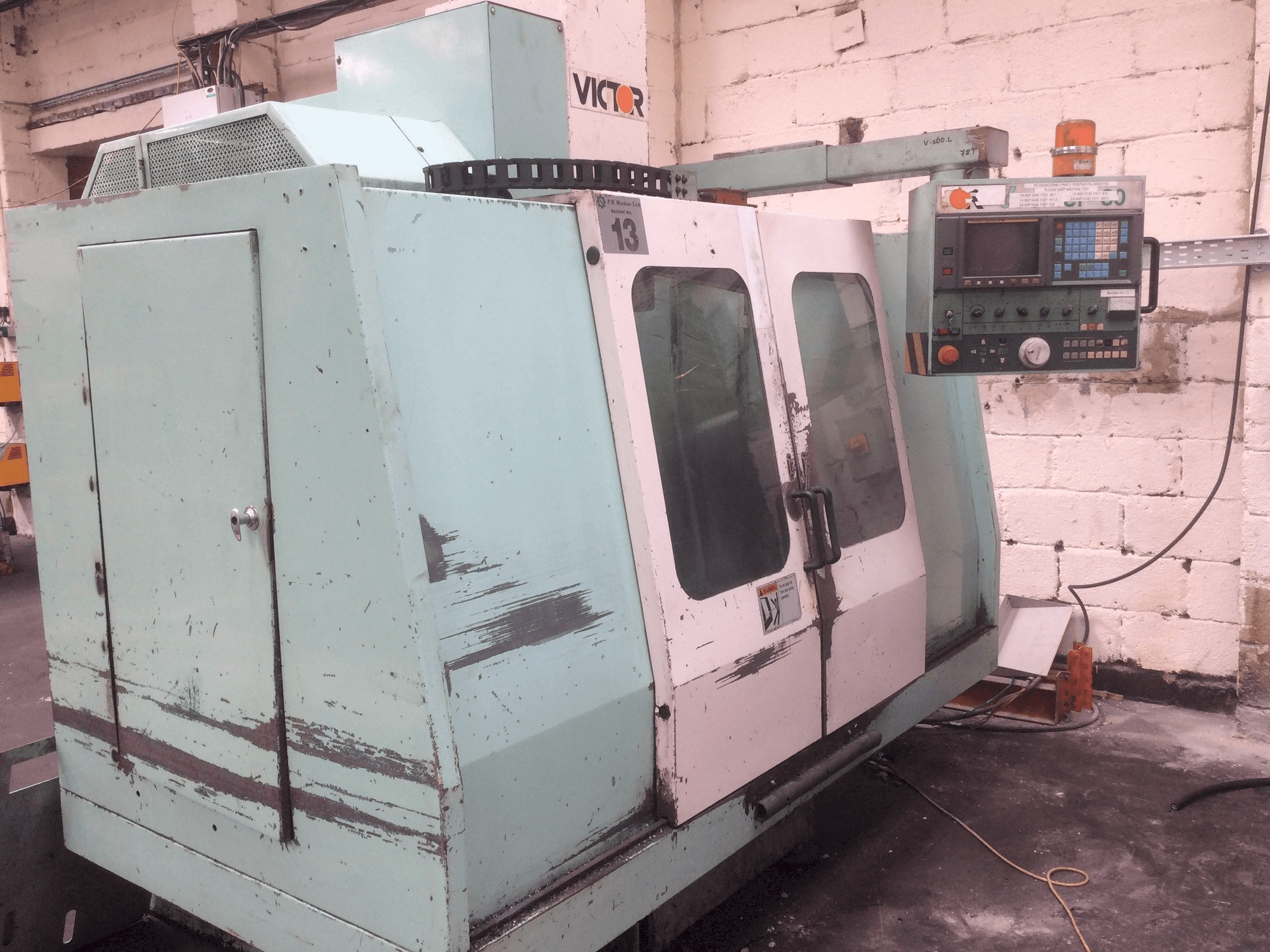 Vista frontale della macchina Victor V Center-80