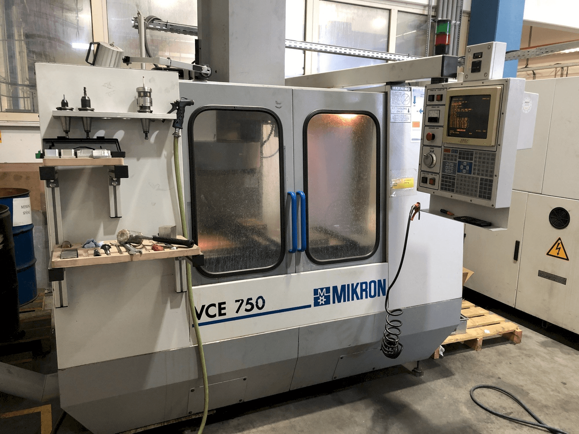 Vista frontale della macchina MIKRON VCE 750