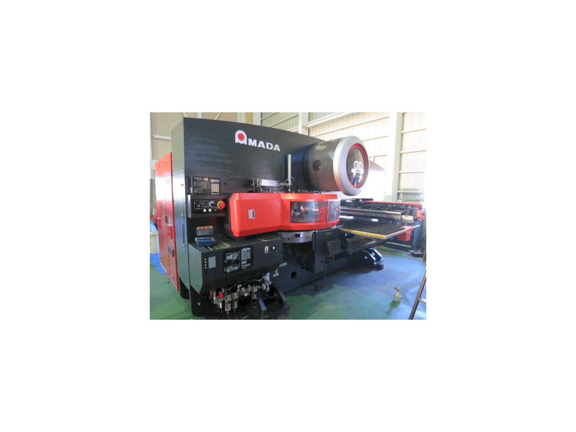 Vista frontale della macchina AMADA EMK 345NT