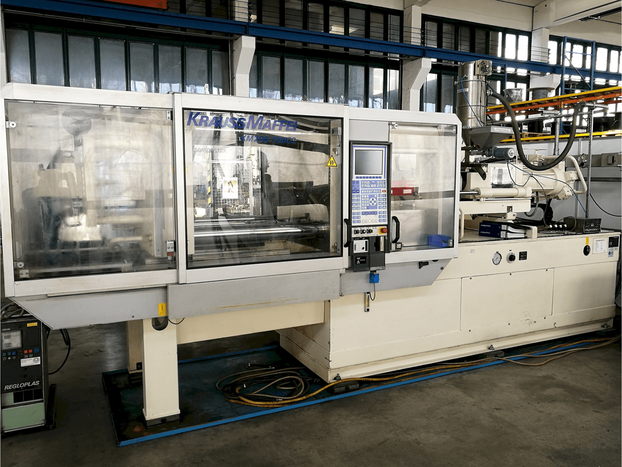 Vista frontale della macchina Krauss Maffei 200-700 C2