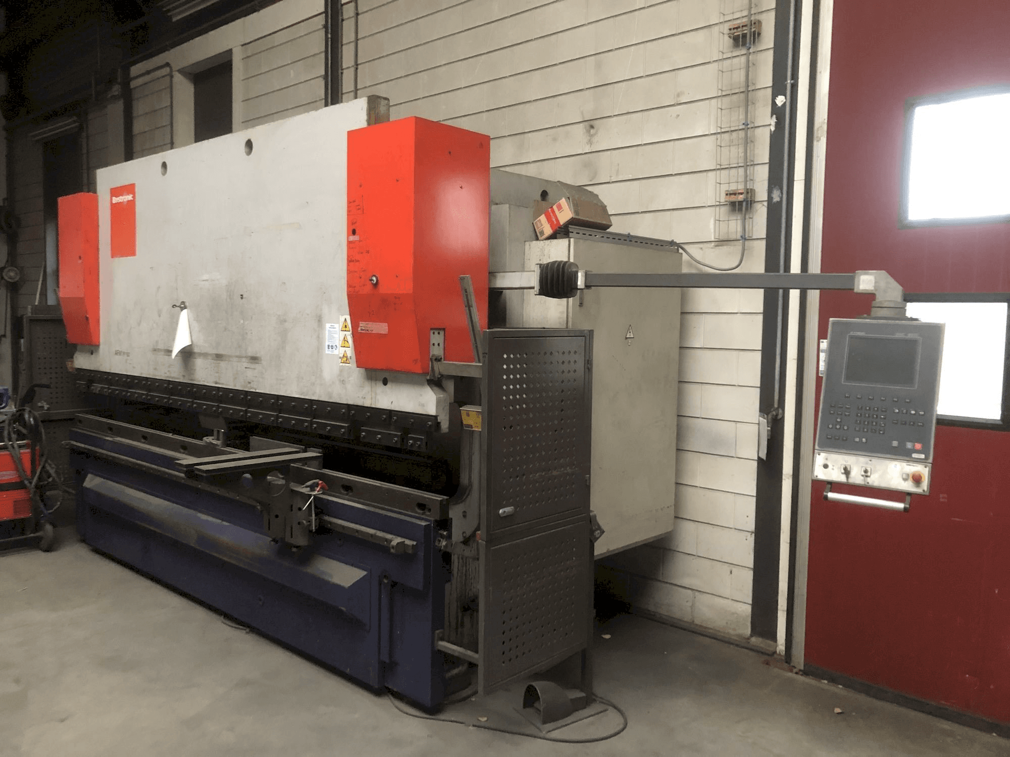 Vista laterale destra della macchina Bystronic EP40-160